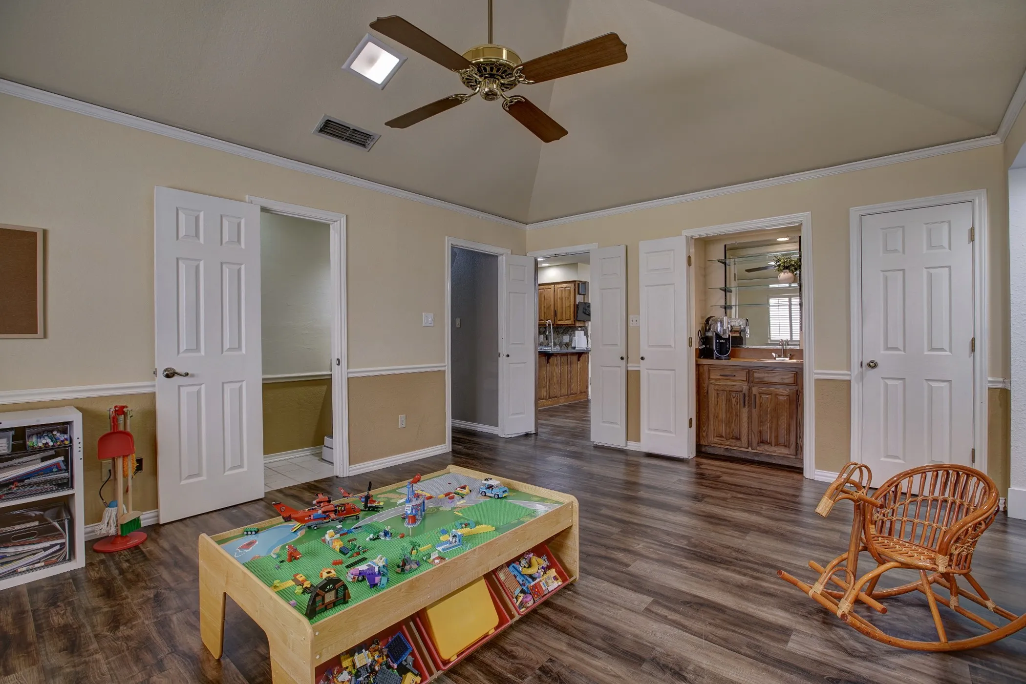 Single Family Residence For Sale in Dallas County , 1413 Wagonwheel Court, Irving, Texas 75061, 4 Bedroom, 3 Bathroom, 2 Garage spaces, 2,924 Sqft, built in 1981, Price $449,000, mls#21203946, Real Estate Agent in Irving, Homes For Sale in Dallas county, Homes For Sale in Irving, Realtor in Irving Texas, Real Estate Brokerage Independent Realty Texas, Luminita Cordes Realtor