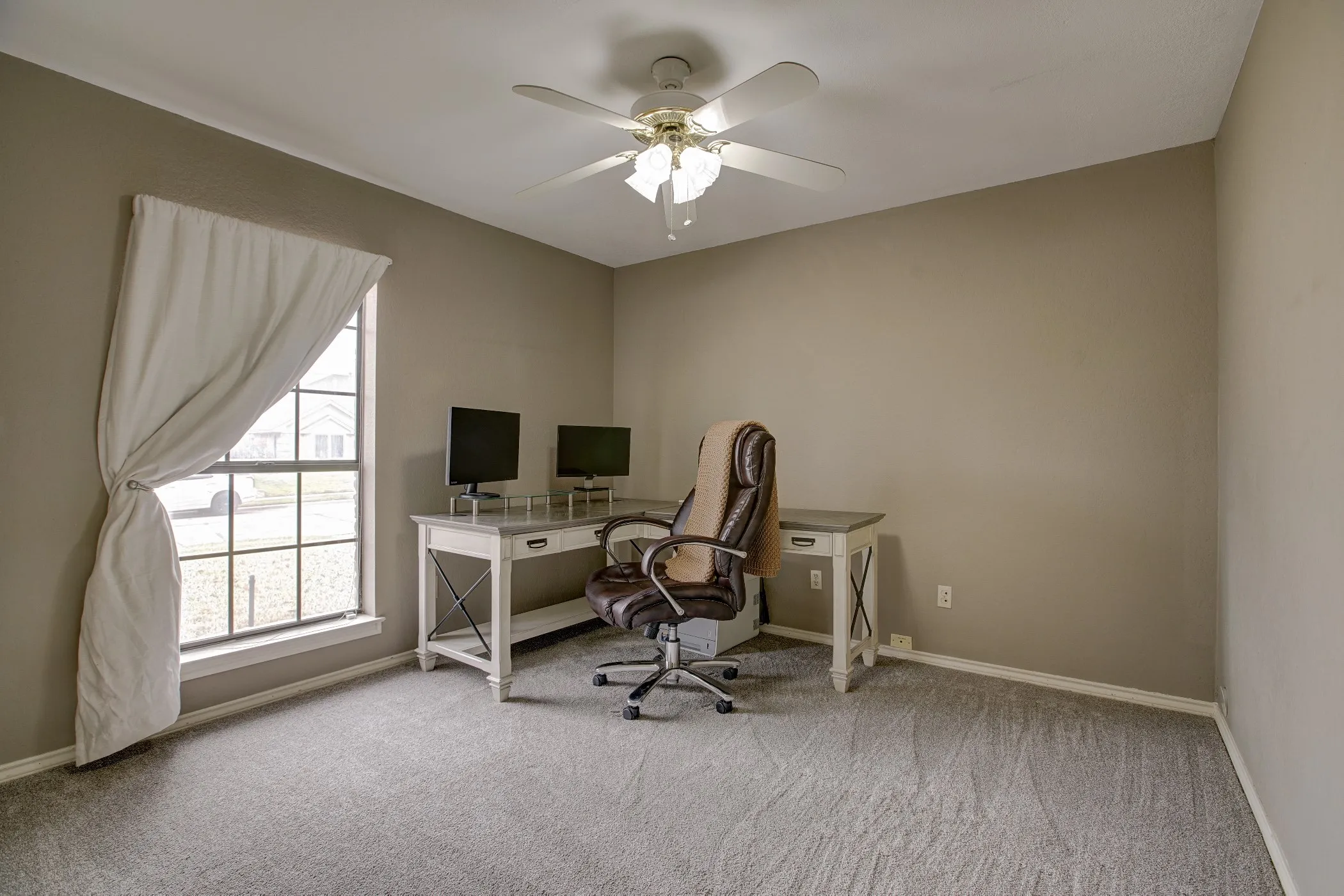 Single Family Residence For Sale in Dallas County , 1413 Wagonwheel Court, Irving, Texas 75061, 4 Bedroom, 3 Bathroom, 2 Garage spaces, 2,924 Sqft, built in 1981, Price $449,000, mls#21203946, Real Estate Agent in Irving, Homes For Sale in Dallas county, Homes For Sale in Irving, Realtor in Irving Texas, Real Estate Brokerage Independent Realty Texas, Luminita Cordes Realtor