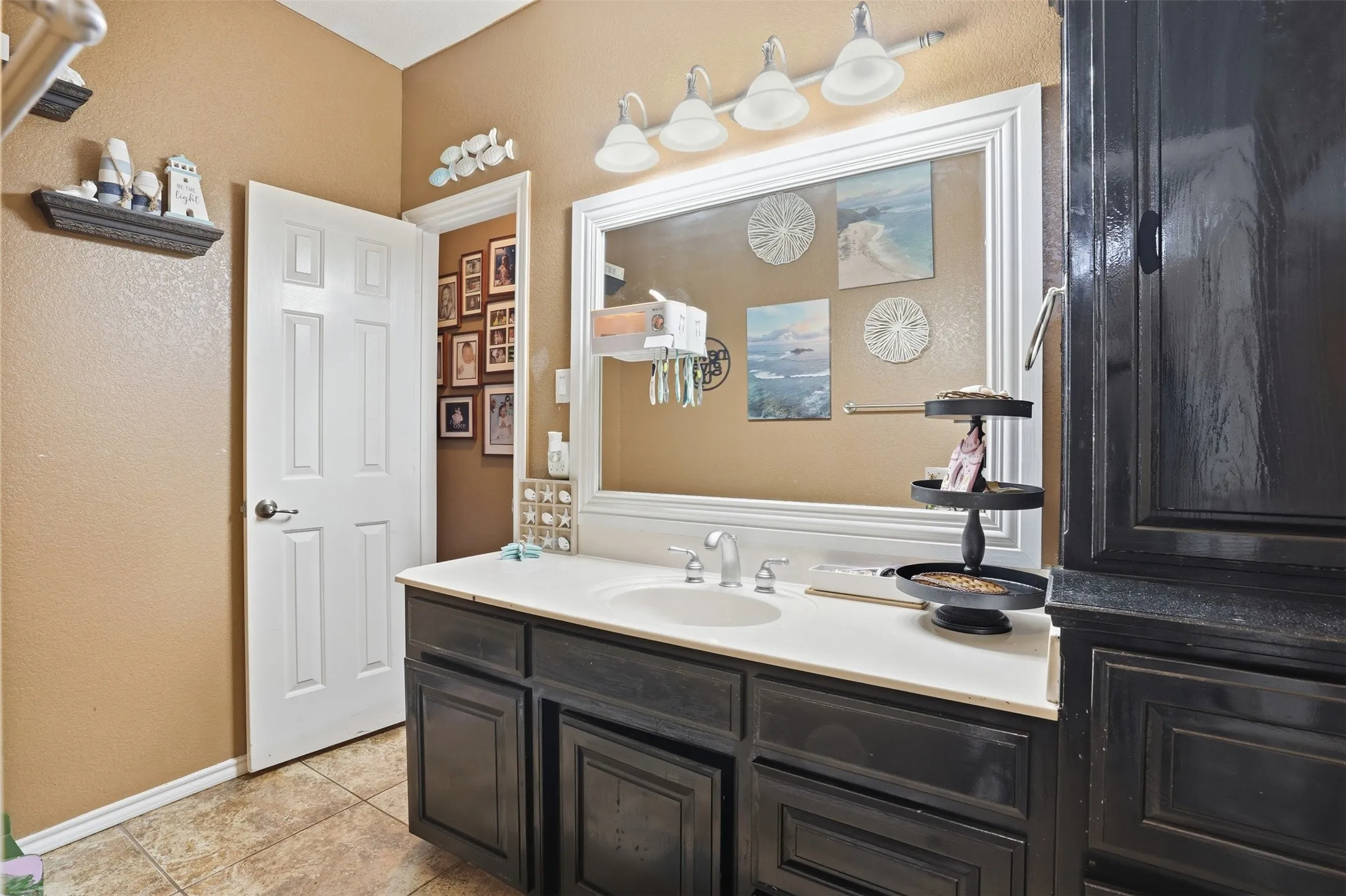 Hall Bathroom between bedrooms.