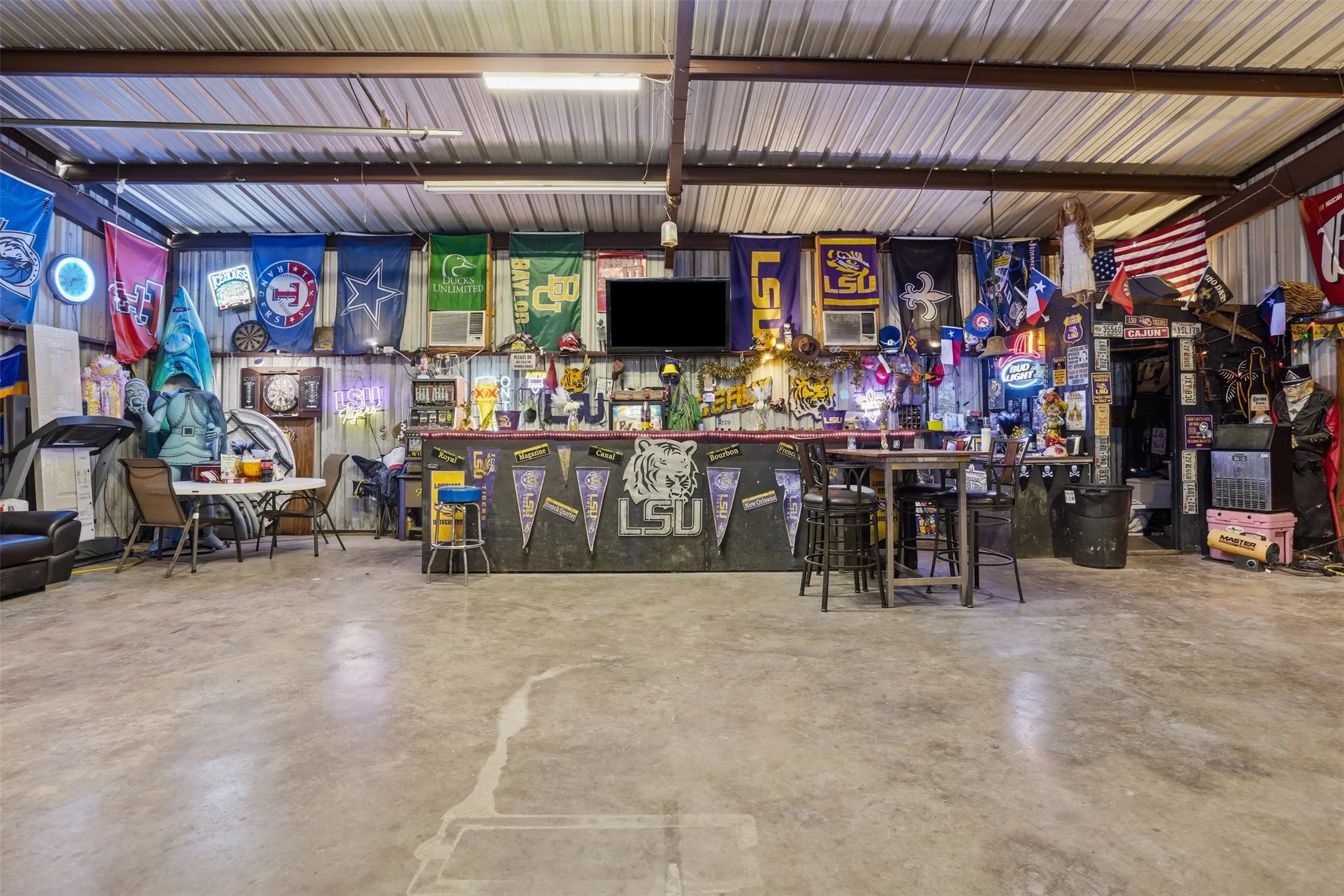 Massive Party Garage with bar and bathroom for all your entertaining needs!