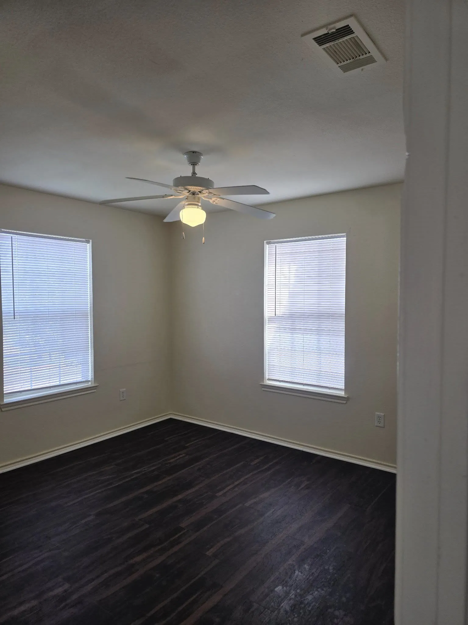 Apartment For Rent in Wichita County , 1001 Redwood Avenue, Wichita Falls, Texas 76301, 3 Bedrooms, 2 Bathrooms, Garage spaces, 1,147 Sqft, built in 2008, Price $1,025, mls#21204459, Real Estate Agent in Wichita Falls, Homes For Rent in Wichita county, Homes For Rent in Wichita Falls, Realtor in Wichita Falls Texas, Real Estate Brokerage Independent Realty Texas, Luminita Cordes Realtor