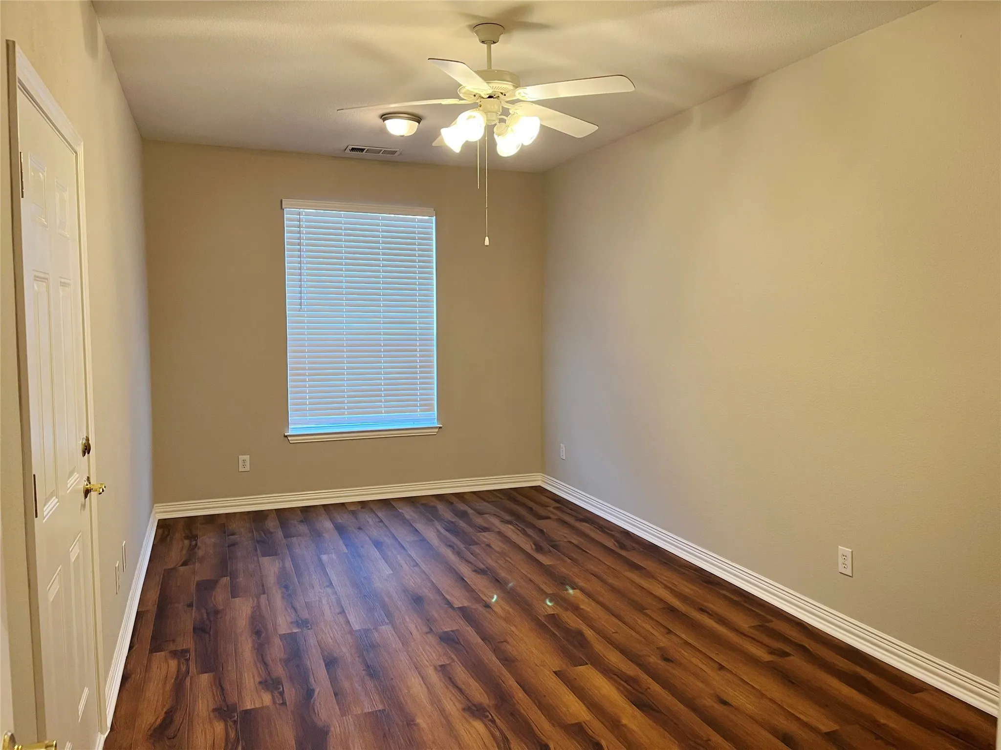 Single Family Residence For Sale in Denton County , 135 Whitney Drive, Hickory Creek, Texas 75065, 4 Bedroom, 3 Bathroom, 2 Garage spaces, 3,203 Sqft, built in 2000, Preowned, mls#21204180, Real Estate Agent in Hickory Creek, Homes For Sale in Denton county, Homes For Sale in Hickory Creek, Realtor in Hickory Creek Texas, Real Estate Brokerage Independent Realty Texas, Luminita Cordes Realtor