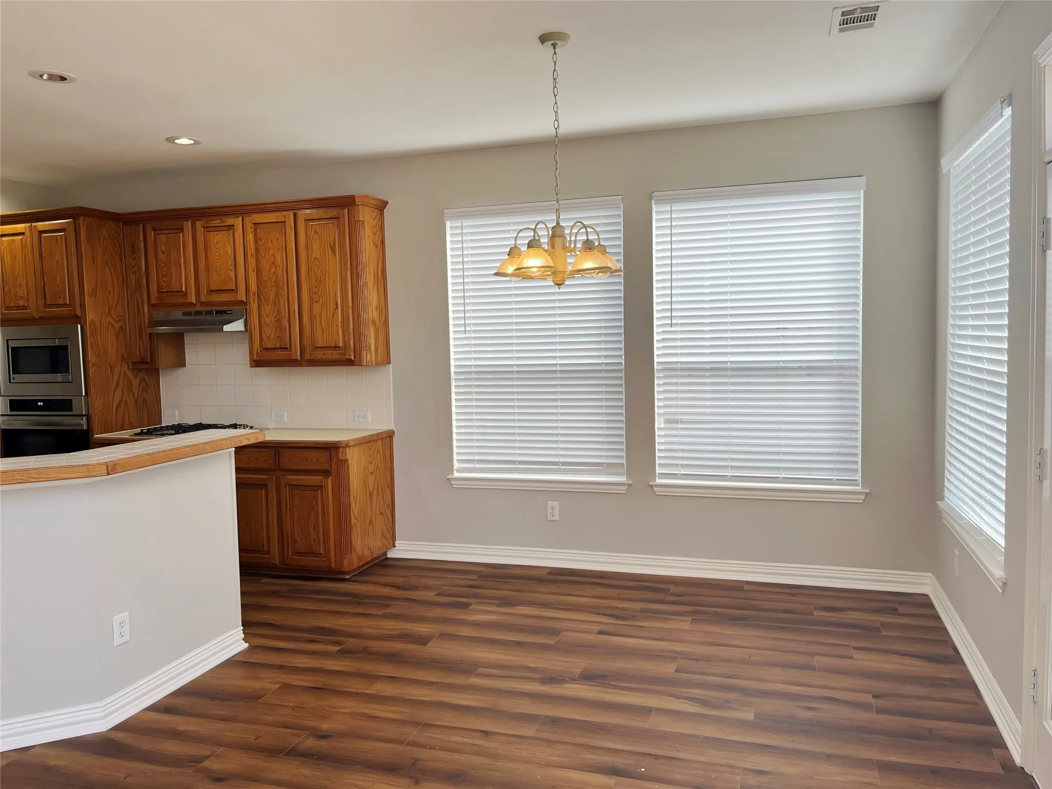 Single Family Residence For Sale in Denton County , 135 Whitney Drive, Hickory Creek, Texas 75065, 4 Bedroom, 3 Bathroom, 2 Garage spaces, 3,203 Sqft, built in 2000, Preowned, mls#21204180, Real Estate Agent in Hickory Creek, Homes For Sale in Denton county, Homes For Sale in Hickory Creek, Realtor in Hickory Creek Texas, Real Estate Brokerage Independent Realty Texas, Luminita Cordes Realtor