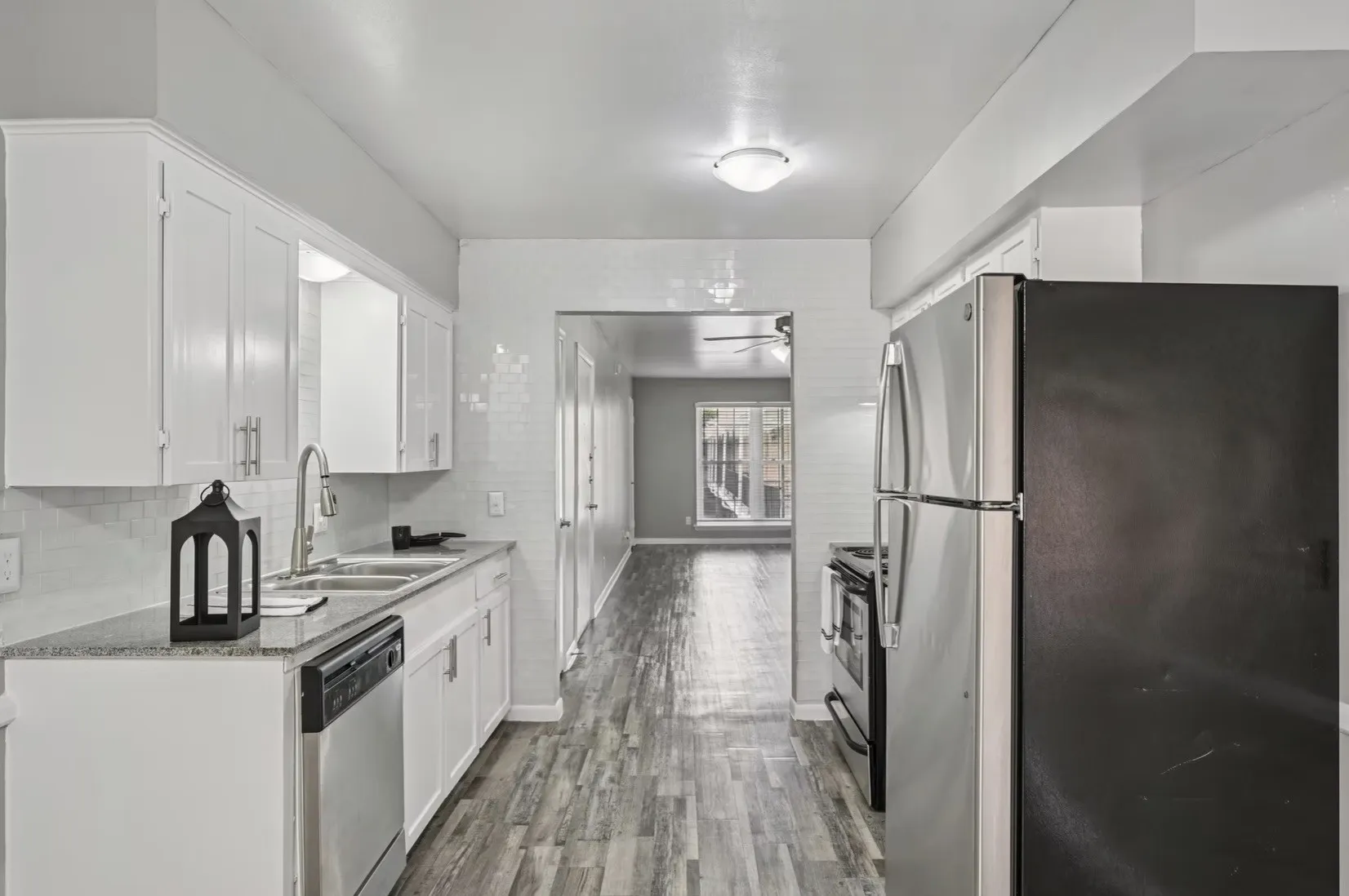 Apartment For Rent in Dallas County , 6151 E Mockingbird Lane, Dallas, Texas 75214, 2 Bedrooms, 1 Bathroom, Garage spaces, 880 Sqft, built in 1960, Price $1,350, mls#21204481, Real Estate Agent in Dallas, Homes For Rent in Dallas county, Homes For Rent in Dallas, Realtor in Dallas Texas, Real Estate Brokerage Independent Realty Texas, Luminita Cordes Realtor