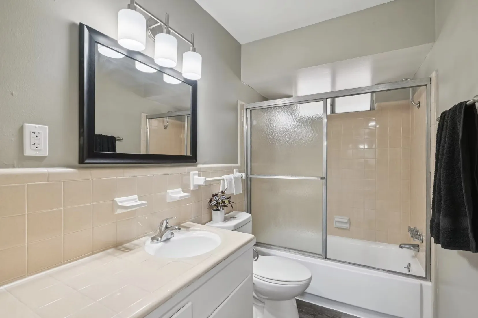 Apartment For Rent in Dallas County , 6151 E Mockingbird Lane, Dallas, Texas 75214, 2 Bedrooms, 1 Bathroom, Garage spaces, 880 Sqft, built in 1960, Price $1,350, mls#21204481, Real Estate Agent in Dallas, Homes For Rent in Dallas county, Homes For Rent in Dallas, Realtor in Dallas Texas, Real Estate Brokerage Independent Realty Texas, Luminita Cordes Realtor