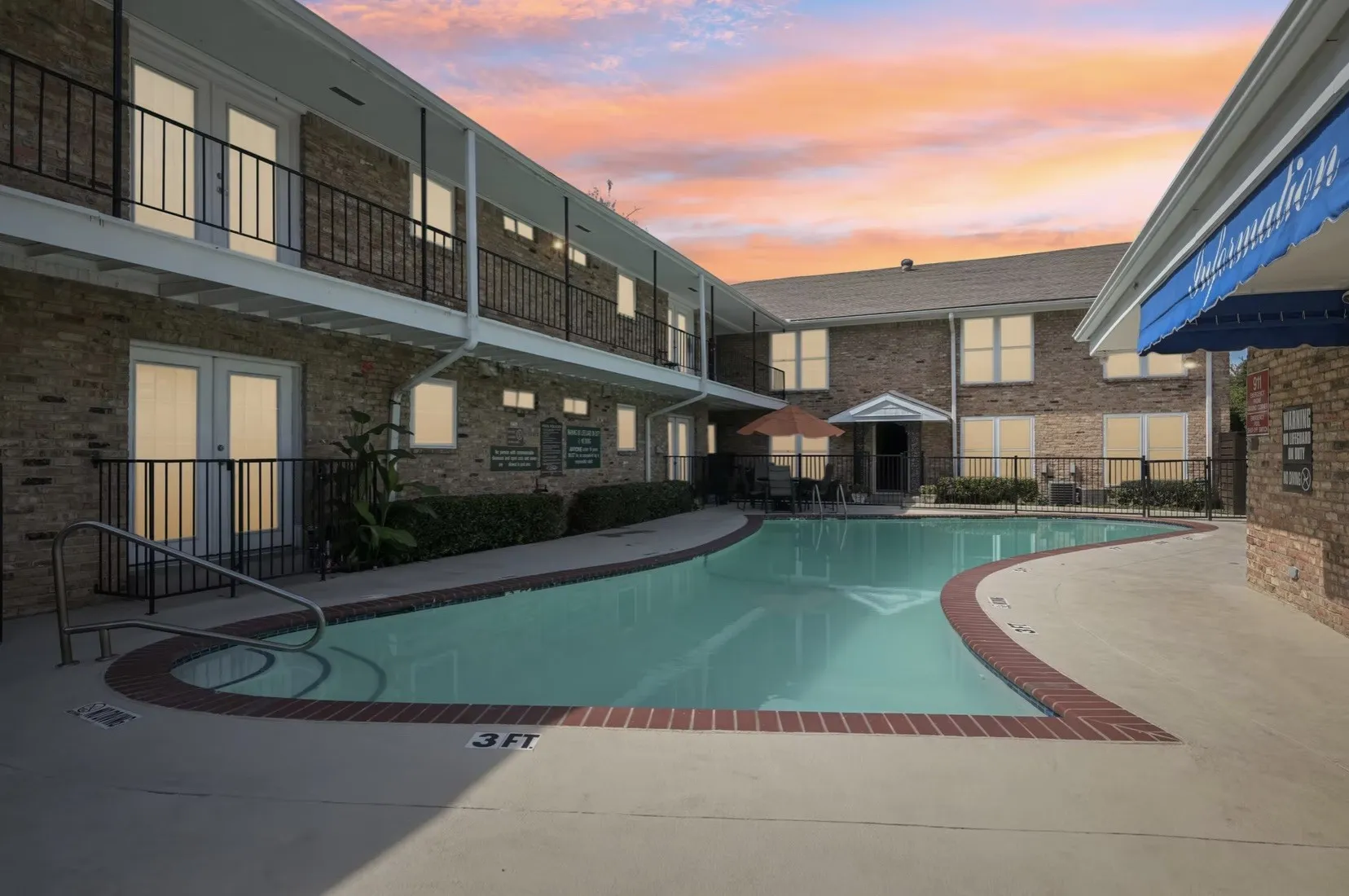 Apartment For Rent in Dallas County , 6151 E Mockingbird Lane, Dallas, Texas 75214, 2 Bedrooms, 1 Bathroom, Garage spaces, 880 Sqft, built in 1960, Price $1,350, mls#21204481, Real Estate Agent in Dallas, Homes For Rent in Dallas county, Homes For Rent in Dallas, Realtor in Dallas Texas, Real Estate Brokerage Independent Realty Texas, Luminita Cordes Realtor