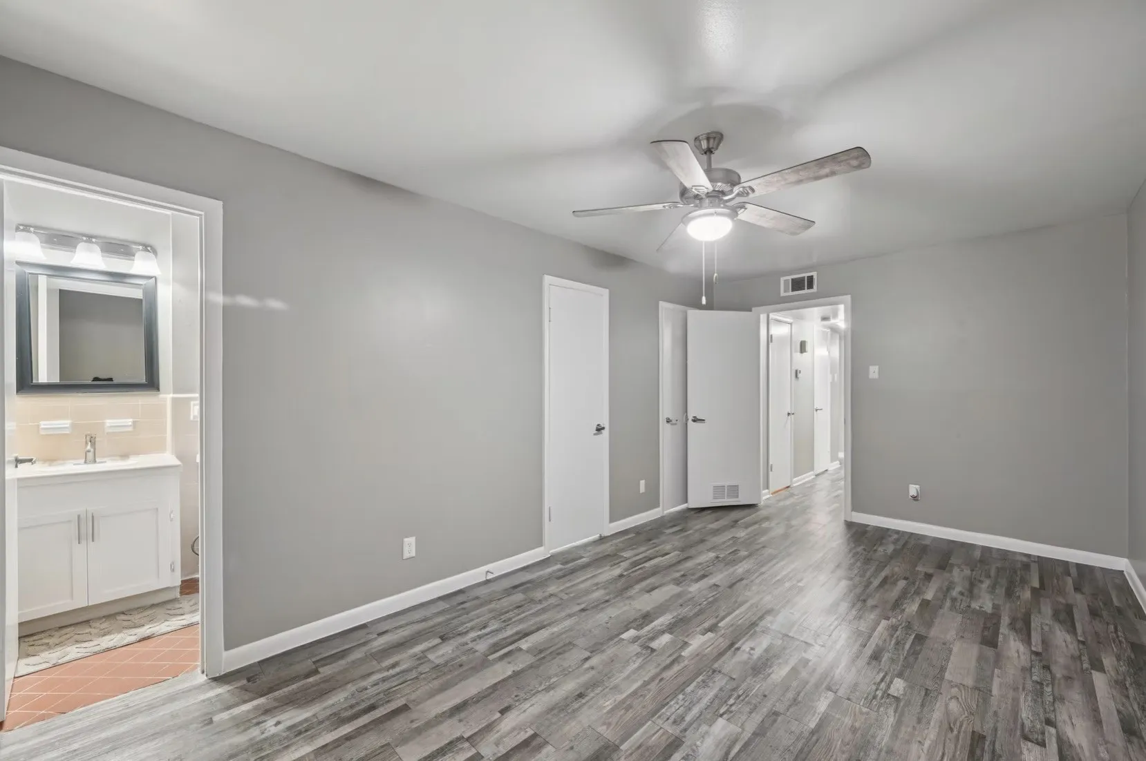 Apartment For Rent in Dallas County , 6151 E Mockingbird Lane, Dallas, Texas 75214, 2 Bedrooms, 1 Bathroom, Garage spaces, 880 Sqft, built in 1960, Price $1,350, mls#21204481, Real Estate Agent in Dallas, Homes For Rent in Dallas county, Homes For Rent in Dallas, Realtor in Dallas Texas, Real Estate Brokerage Independent Realty Texas, Luminita Cordes Realtor