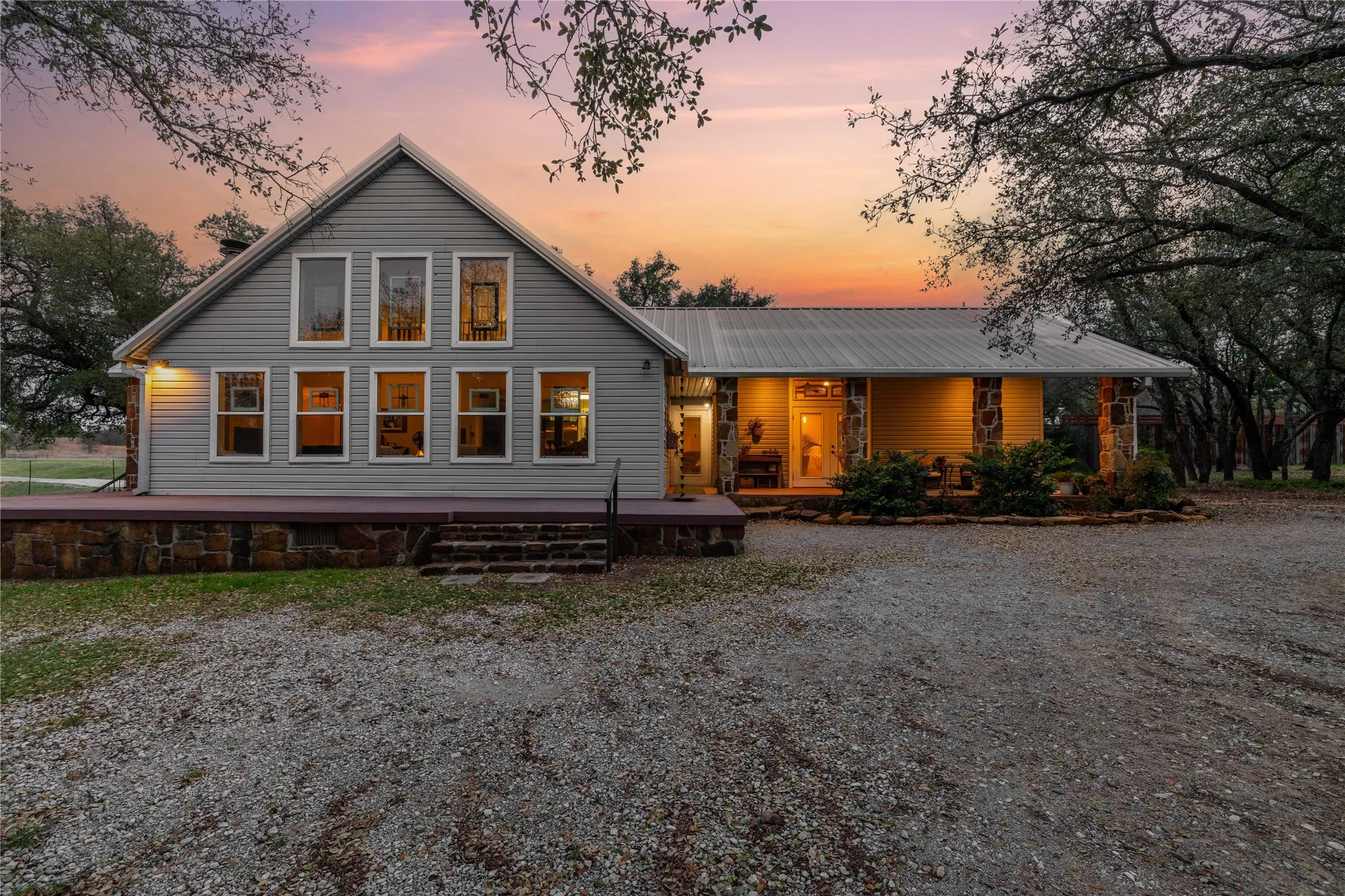 Single Family Residence For Sale in Brown County , 7005 County Road 551, Brownwood, Texas 76801, 3 Bedroom, 3 Bathroom, 2 Garage spaces, 2,100 Sqft, built in 1955, mls#21202491, Real Estate Agent in Brownwood, Homes For Sale in Brown county, Homes For Sale in Brownwood, Realtor in Brownwood Texas, Real Estate Brokerage Independent Realty Texas, Luminita Cordes Realtor