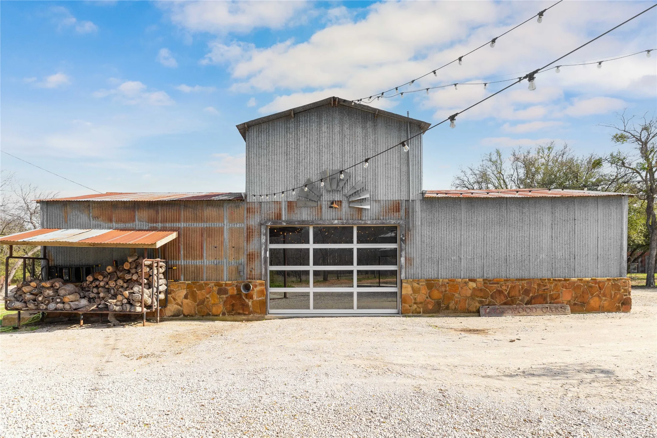 Single Family Residence For Sale in Brown County , 7005 County Road 551, Brownwood, Texas 76801, 3 Bedroom, 3 Bathroom, 2 Garage spaces, 2,100 Sqft, built in 1955, mls#21202491, Real Estate Agent in Brownwood, Homes For Sale in Brown county, Homes For Sale in Brownwood, Realtor in Brownwood Texas, Real Estate Brokerage Independent Realty Texas, Luminita Cordes Realtor