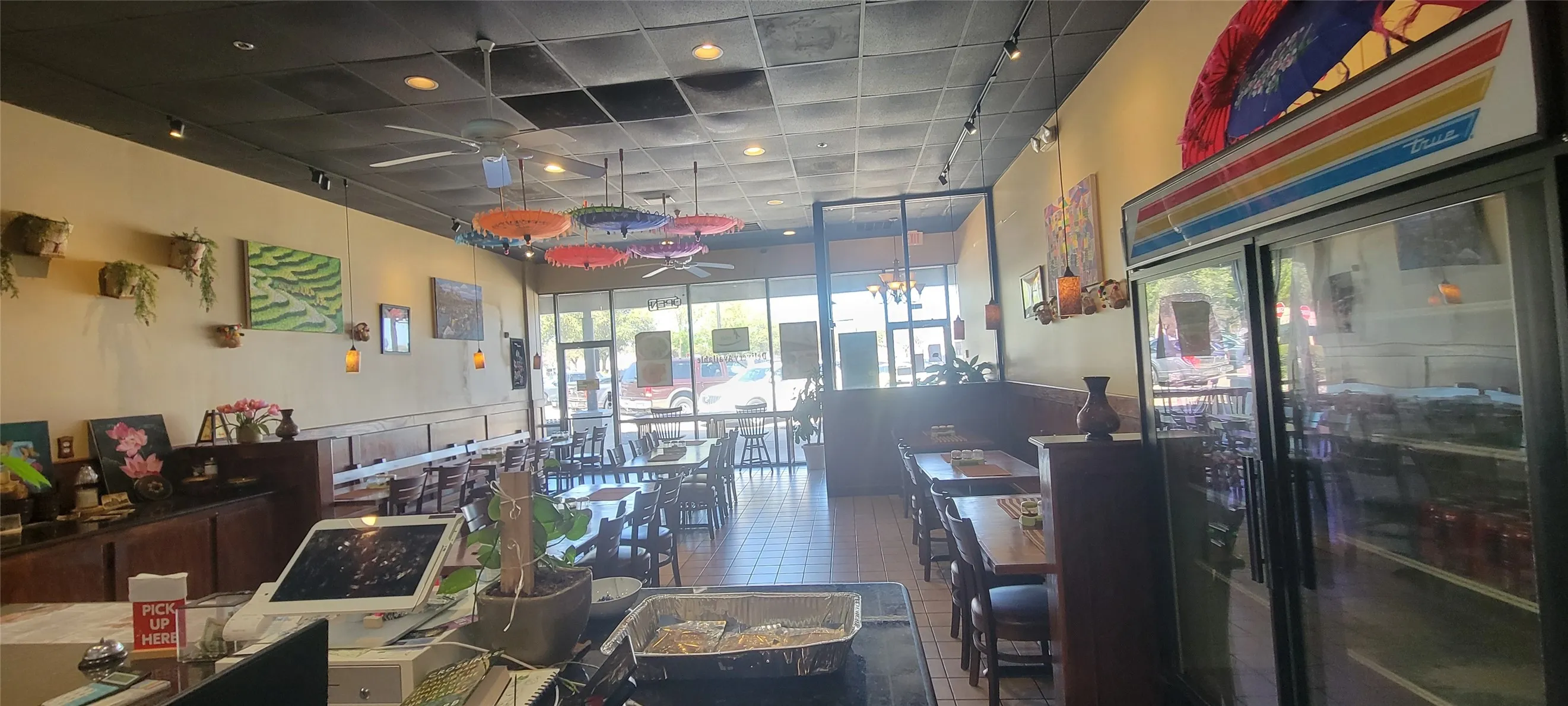 Dining area with ceiling fan