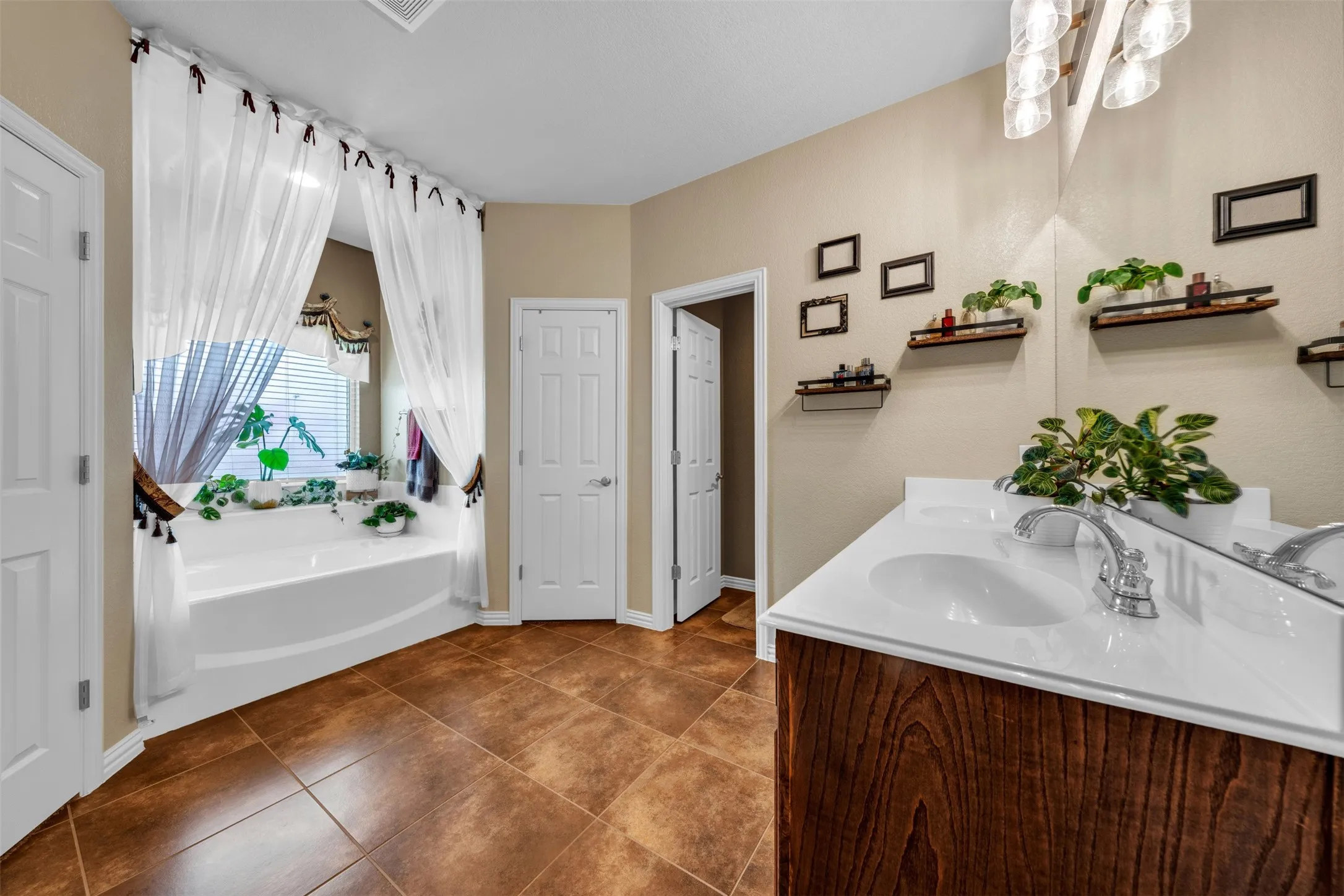 Single Family Residence For Sale in Johnson County , 108 Lauren Court, Joshua, Texas 76058, 4 Bedroom, 3 Bathroom, 3 Garage spaces, 2,378 Sqft, built in 2012, Preowned, mls#21204503, Real Estate Agent in Joshua, Homes For Sale in Johnson county, Homes For Sale in Joshua, Realtor in Joshua Texas, Real Estate Brokerage Independent Realty Texas, Luminita Cordes Realtor