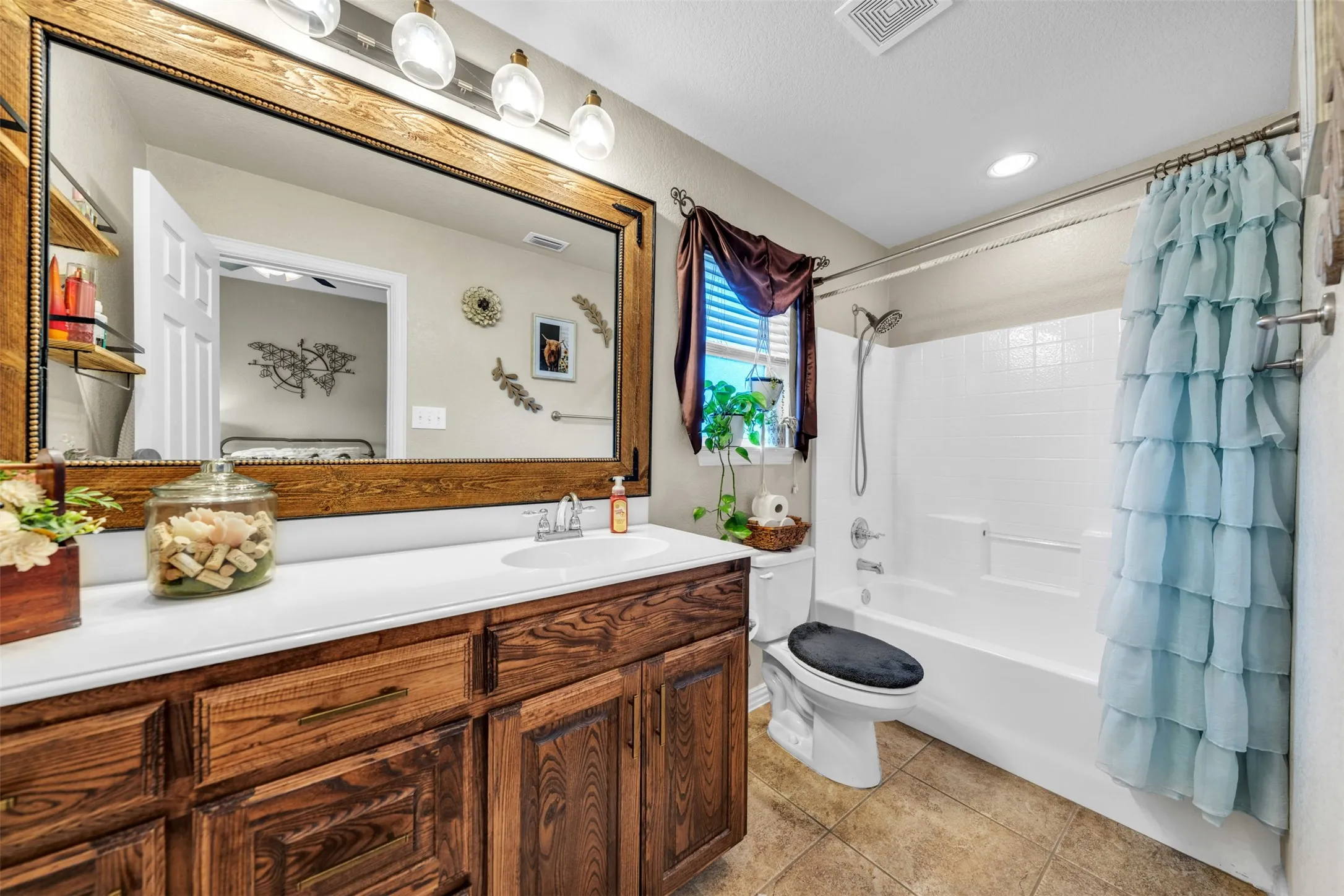 Single Family Residence For Sale in Johnson County , 108 Lauren Court, Joshua, Texas 76058, 4 Bedroom, 3 Bathroom, 3 Garage spaces, 2,378 Sqft, built in 2012, Preowned, mls#21204503, Real Estate Agent in Joshua, Homes For Sale in Johnson county, Homes For Sale in Joshua, Realtor in Joshua Texas, Real Estate Brokerage Independent Realty Texas, Luminita Cordes Realtor