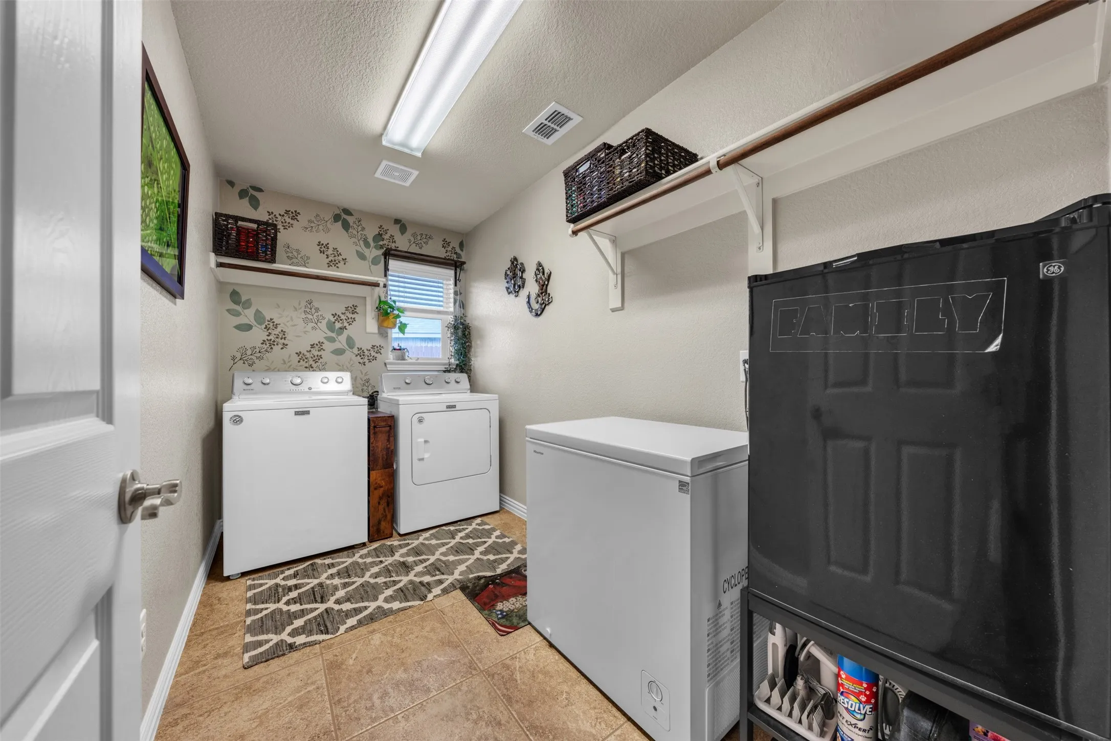 Single Family Residence For Sale in Johnson County , 108 Lauren Court, Joshua, Texas 76058, 4 Bedroom, 3 Bathroom, 3 Garage spaces, 2,378 Sqft, built in 2012, Preowned, mls#21204503, Real Estate Agent in Joshua, Homes For Sale in Johnson county, Homes For Sale in Joshua, Realtor in Joshua Texas, Real Estate Brokerage Independent Realty Texas, Luminita Cordes Realtor