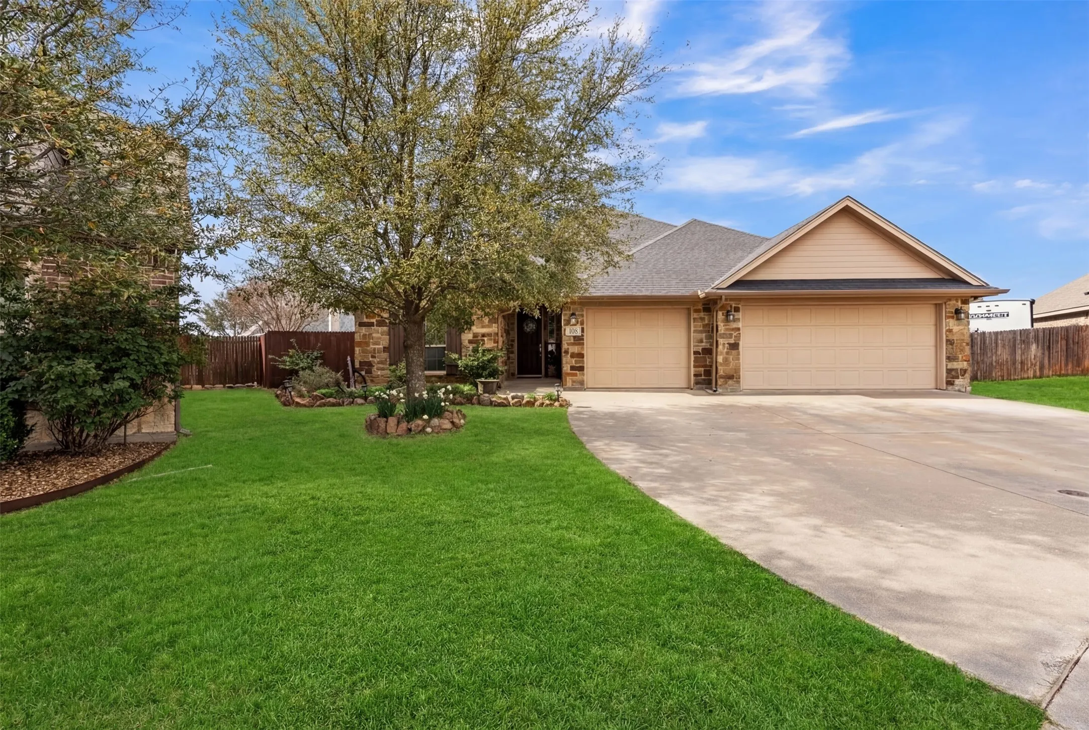 Single Family Residence For Sale in Johnson County , 108 Lauren Court, Joshua, Texas 76058, 4 Bedroom, 3 Bathroom, 3 Garage spaces, 2,378 Sqft, built in 2012, Preowned, mls#21204503, Real Estate Agent in Joshua, Homes For Sale in Johnson county, Homes For Sale in Joshua, Realtor in Joshua Texas, Real Estate Brokerage Independent Realty Texas, Luminita Cordes Realtor