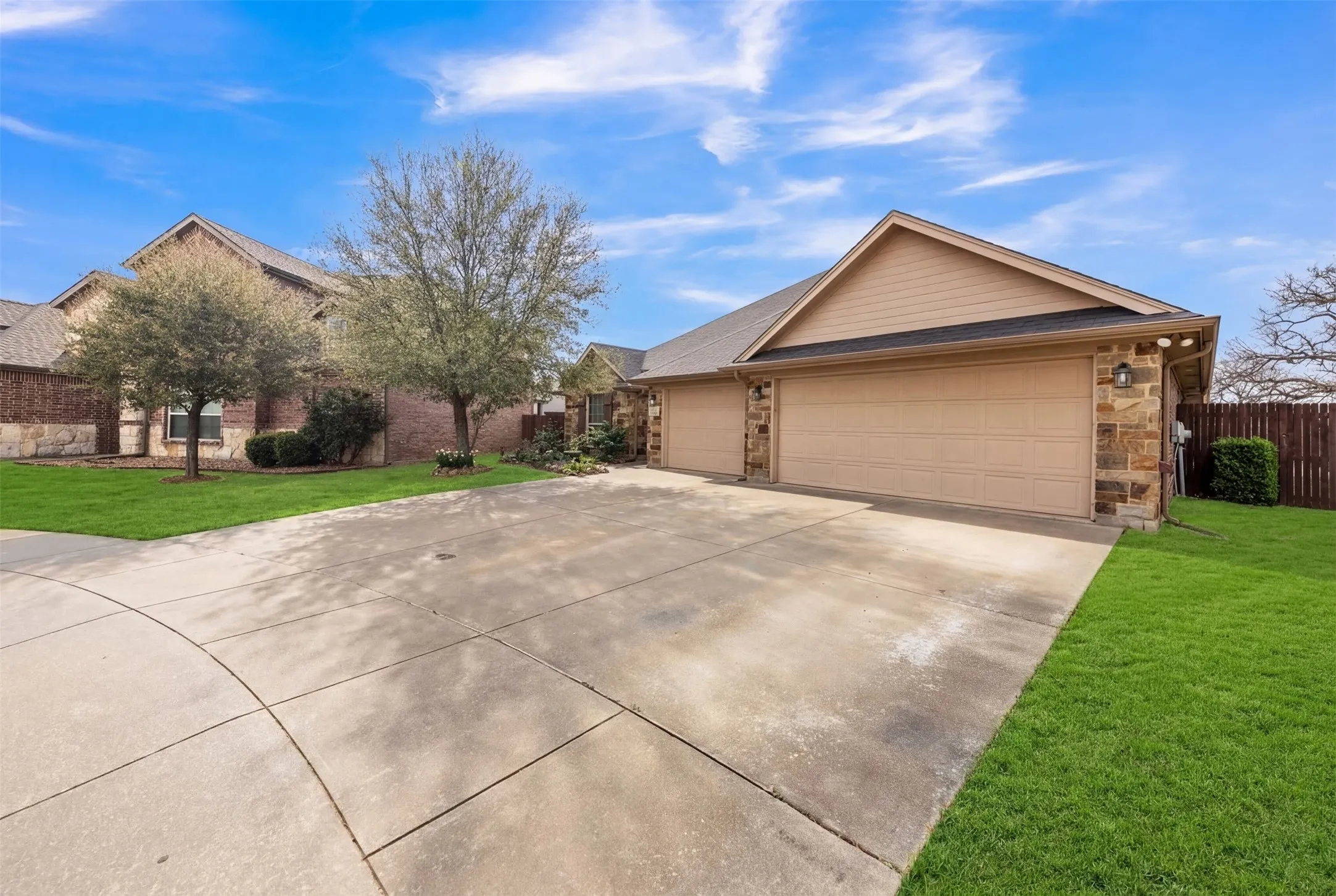 Single Family Residence For Sale in Johnson County , 108 Lauren Court, Joshua, Texas 76058, 4 Bedroom, 3 Bathroom, 3 Garage spaces, 2,378 Sqft, built in 2012, Preowned, mls#21204503, Real Estate Agent in Joshua, Homes For Sale in Johnson county, Homes For Sale in Joshua, Realtor in Joshua Texas, Real Estate Brokerage Independent Realty Texas, Luminita Cordes Realtor