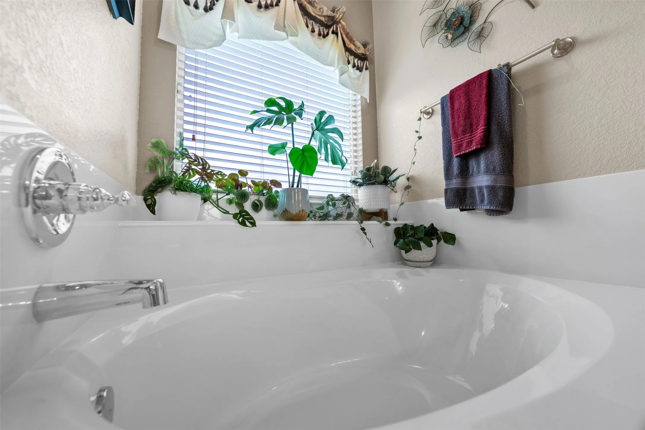Single Family Residence For Sale in Johnson County , 108 Lauren Court, Joshua, Texas 76058, 4 Bedroom, 3 Bathroom, 3 Garage spaces, 2,378 Sqft, built in 2012, Preowned, mls#21204503, Real Estate Agent in Joshua, Homes For Sale in Johnson county, Homes For Sale in Joshua, Realtor in Joshua Texas, Real Estate Brokerage Independent Realty Texas, Luminita Cordes Realtor