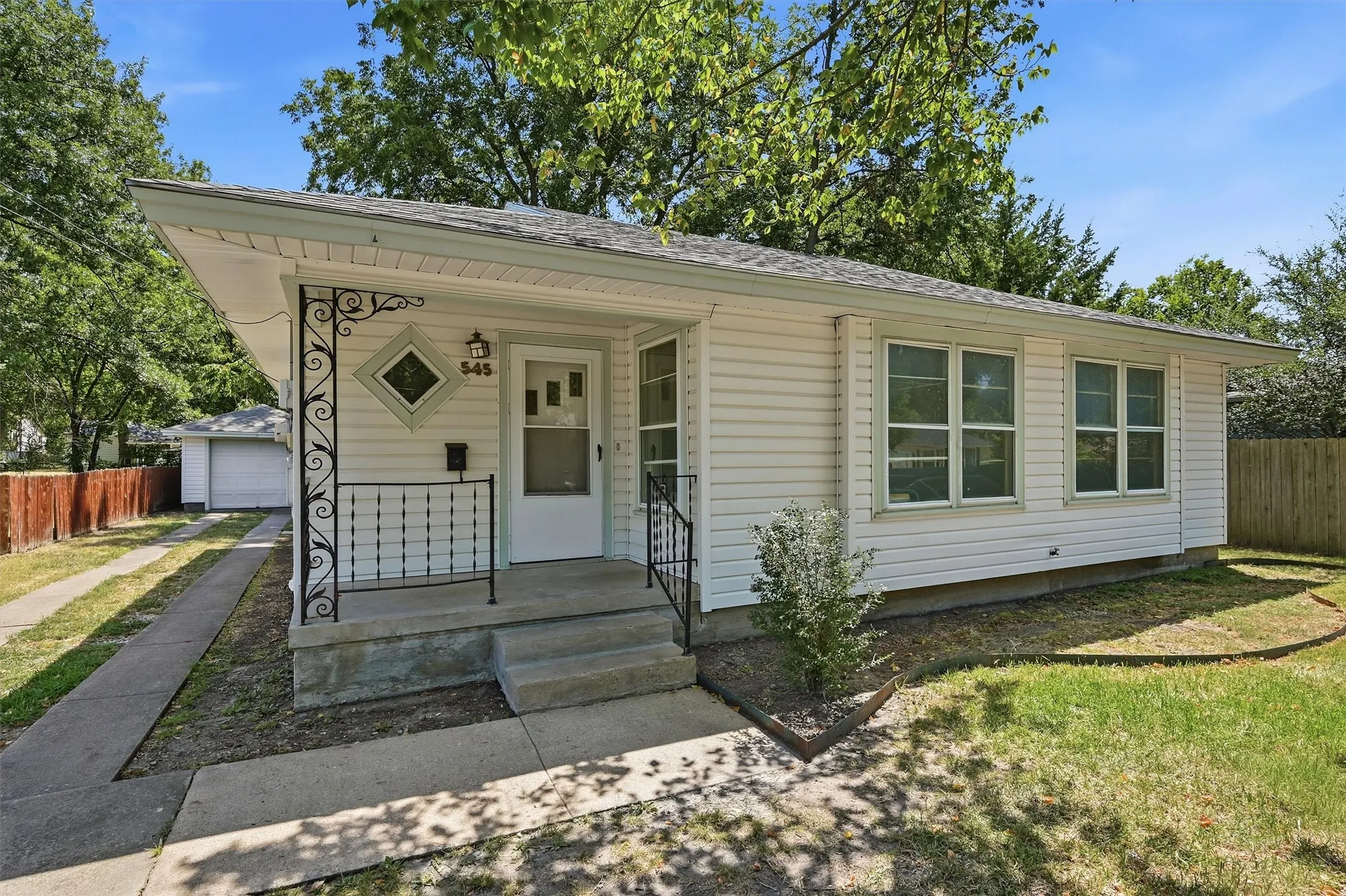 Single Family Residence For Sale in Grayson County , 545 N Wharton Street, Sherman, Texas 75092, 3 Bedroom, 1 Bathroom, 1 Garage spaces, 1,251 Sqft, built in 1920, Preowned, mls#21202198, Real Estate Agent in Sherman, Homes For Sale in Grayson county, Homes For Sale in Sherman, Realtor in Sherman Texas, Real Estate Brokerage Independent Realty Texas, Luminita Cordes Realtor