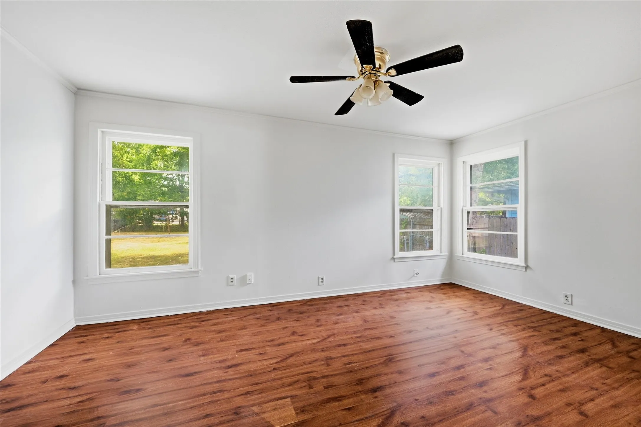 Single Family Residence For Sale in Grayson County , 545 N Wharton Street, Sherman, Texas 75092, 3 Bedroom, 1 Bathroom, 1 Garage spaces, 1,251 Sqft, built in 1920, Preowned, mls#21202198, Real Estate Agent in Sherman, Homes For Sale in Grayson county, Homes For Sale in Sherman, Realtor in Sherman Texas, Real Estate Brokerage Independent Realty Texas, Luminita Cordes Realtor