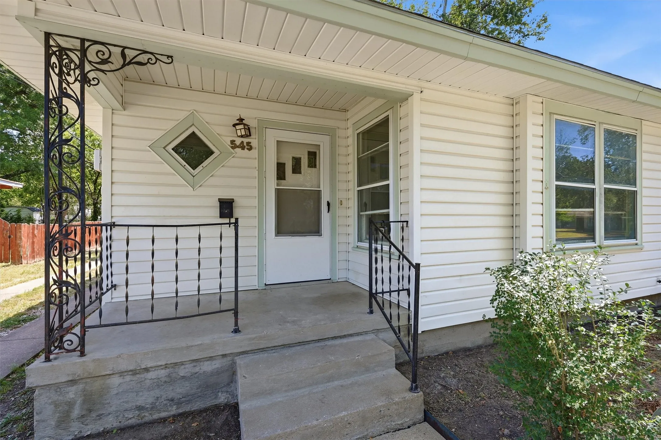 Single Family Residence For Sale in Grayson County , 545 N Wharton Street, Sherman, Texas 75092, 3 Bedroom, 1 Bathroom, 1 Garage spaces, 1,251 Sqft, built in 1920, Preowned, mls#21202198, Real Estate Agent in Sherman, Homes For Sale in Grayson county, Homes For Sale in Sherman, Realtor in Sherman Texas, Real Estate Brokerage Independent Realty Texas, Luminita Cordes Realtor
