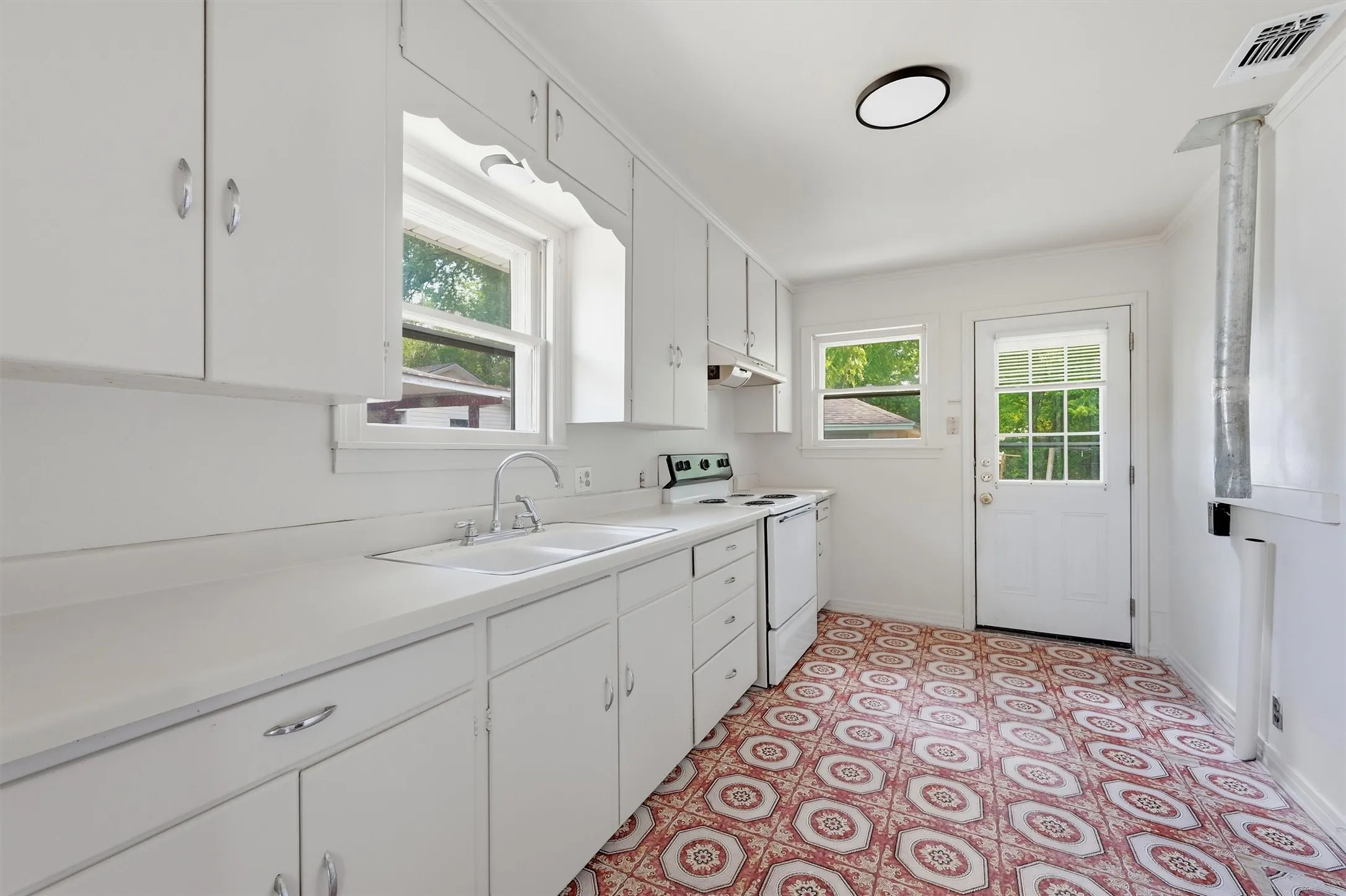 Single Family Residence For Sale in Grayson County , 545 N Wharton Street, Sherman, Texas 75092, 3 Bedroom, 1 Bathroom, 1 Garage spaces, 1,251 Sqft, built in 1920, Preowned, mls#21202198, Real Estate Agent in Sherman, Homes For Sale in Grayson county, Homes For Sale in Sherman, Realtor in Sherman Texas, Real Estate Brokerage Independent Realty Texas, Luminita Cordes Realtor