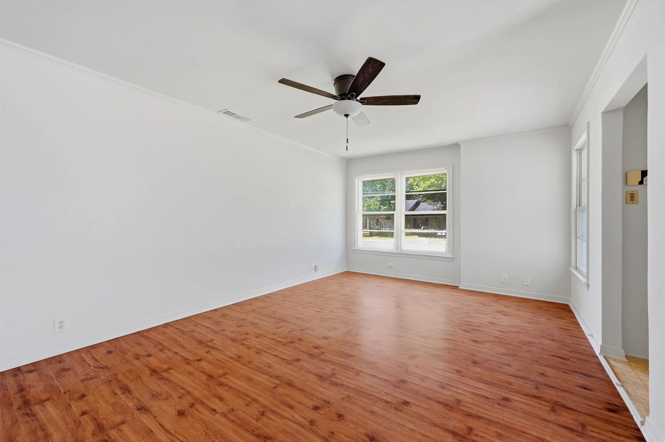 Single Family Residence For Sale in Grayson County , 545 N Wharton Street, Sherman, Texas 75092, 3 Bedroom, 1 Bathroom, 1 Garage spaces, 1,251 Sqft, built in 1920, Preowned, mls#21202198, Real Estate Agent in Sherman, Homes For Sale in Grayson county, Homes For Sale in Sherman, Realtor in Sherman Texas, Real Estate Brokerage Independent Realty Texas, Luminita Cordes Realtor