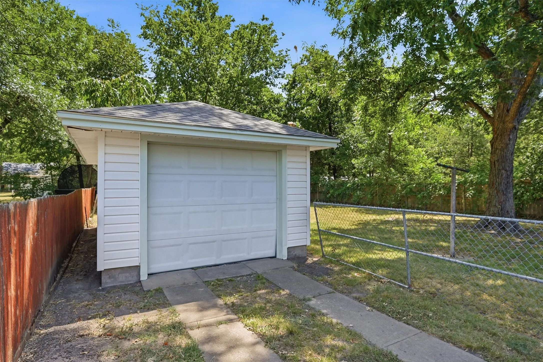 Single Family Residence For Sale in Grayson County , 545 N Wharton Street, Sherman, Texas 75092, 3 Bedroom, 1 Bathroom, 1 Garage spaces, 1,251 Sqft, built in 1920, Preowned, mls#21202198, Real Estate Agent in Sherman, Homes For Sale in Grayson county, Homes For Sale in Sherman, Realtor in Sherman Texas, Real Estate Brokerage Independent Realty Texas, Luminita Cordes Realtor
