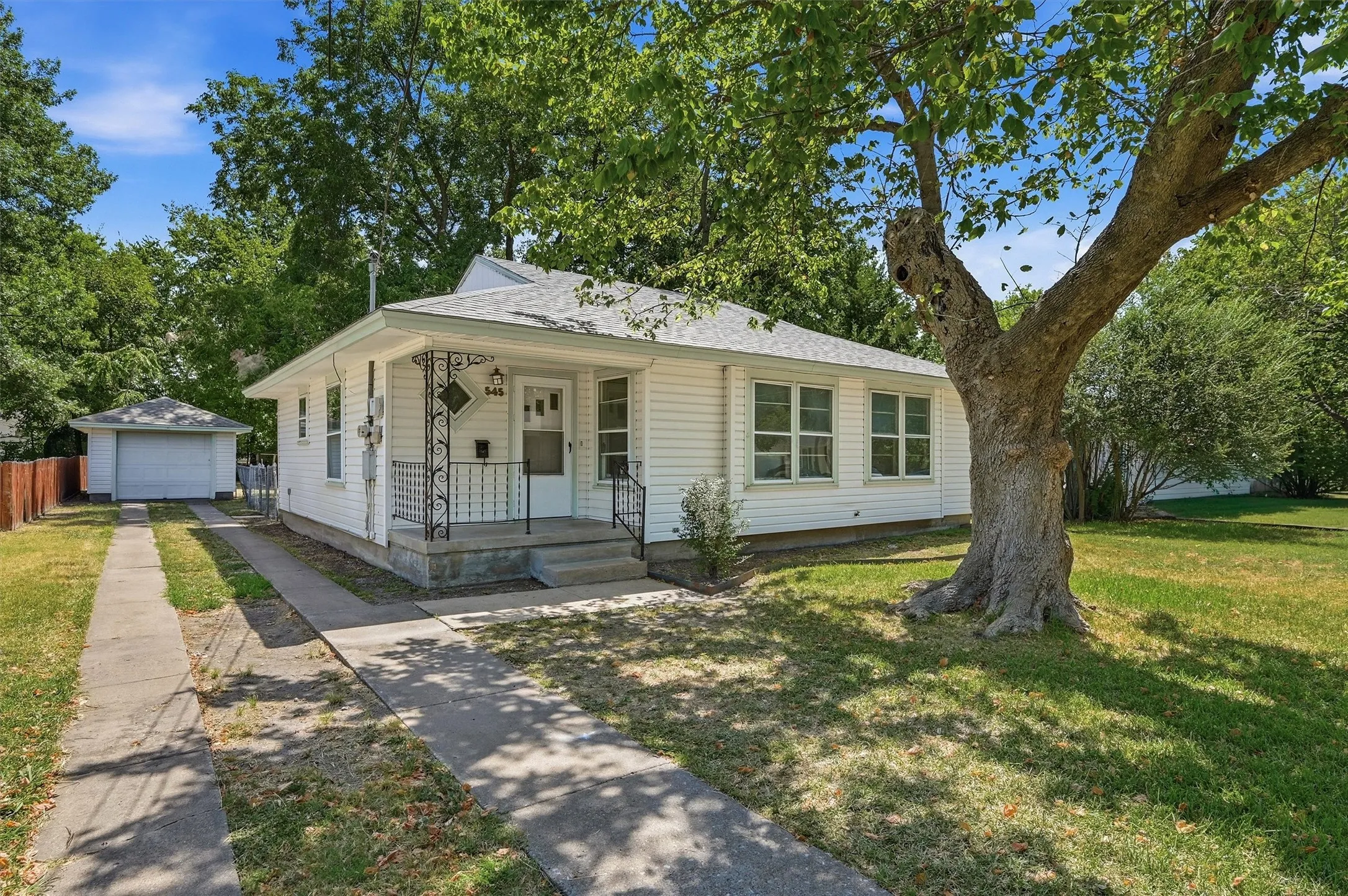 Single Family Residence For Sale in Grayson County , 545 N Wharton Street, Sherman, Texas 75092, 3 Bedroom, 1 Bathroom, 1 Garage spaces, 1,251 Sqft, built in 1920, Preowned, mls#21202198, Real Estate Agent in Sherman, Homes For Sale in Grayson county, Homes For Sale in Sherman, Realtor in Sherman Texas, Real Estate Brokerage Independent Realty Texas, Luminita Cordes Realtor