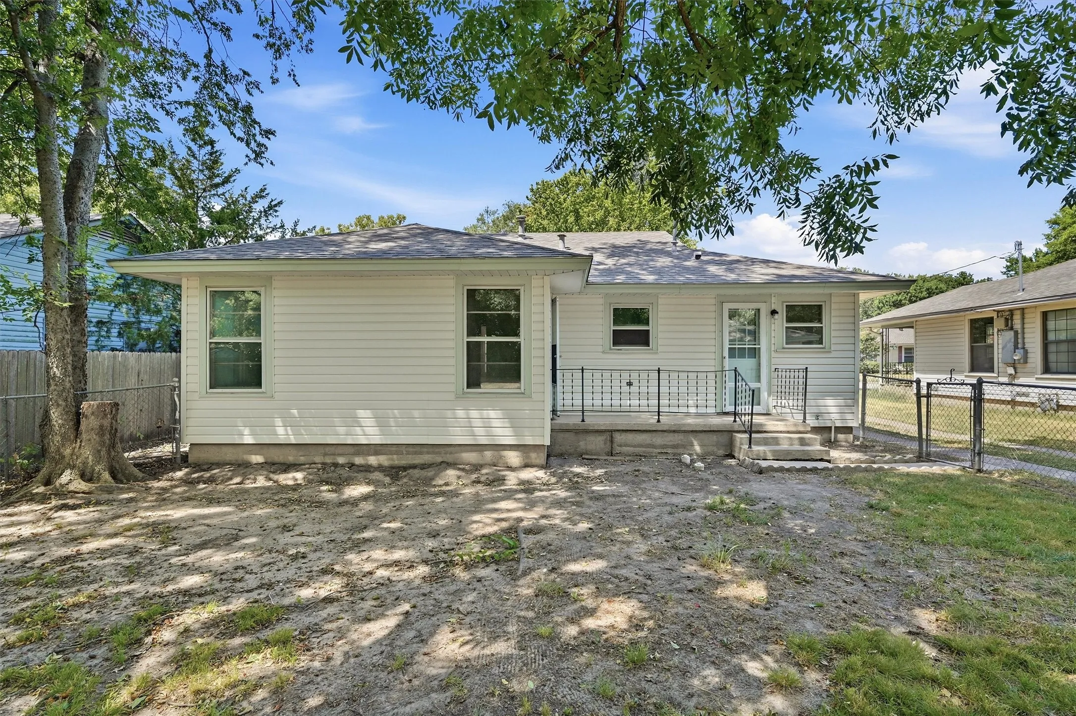 Single Family Residence For Sale in Grayson County , 545 N Wharton Street, Sherman, Texas 75092, 3 Bedroom, 1 Bathroom, 1 Garage spaces, 1,251 Sqft, built in 1920, Preowned, mls#21202198, Real Estate Agent in Sherman, Homes For Sale in Grayson county, Homes For Sale in Sherman, Realtor in Sherman Texas, Real Estate Brokerage Independent Realty Texas, Luminita Cordes Realtor