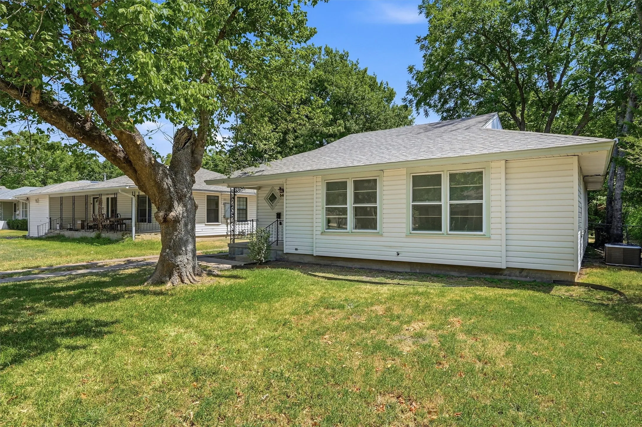 Single Family Residence For Sale in Grayson County , 545 N Wharton Street, Sherman, Texas 75092, 3 Bedroom, 1 Bathroom, 1 Garage spaces, 1,251 Sqft, built in 1920, Preowned, mls#21202198, Real Estate Agent in Sherman, Homes For Sale in Grayson county, Homes For Sale in Sherman, Realtor in Sherman Texas, Real Estate Brokerage Independent Realty Texas, Luminita Cordes Realtor