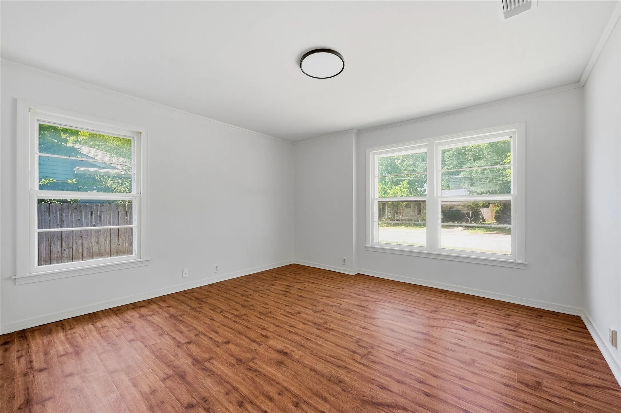 Single Family Residence For Sale in Grayson County , 545 N Wharton Street, Sherman, Texas 75092, 3 Bedroom, 1 Bathroom, 1 Garage spaces, 1,251 Sqft, built in 1920, Preowned, mls#21202198, Real Estate Agent in Sherman, Homes For Sale in Grayson county, Homes For Sale in Sherman, Realtor in Sherman Texas, Real Estate Brokerage Independent Realty Texas, Luminita Cordes Realtor