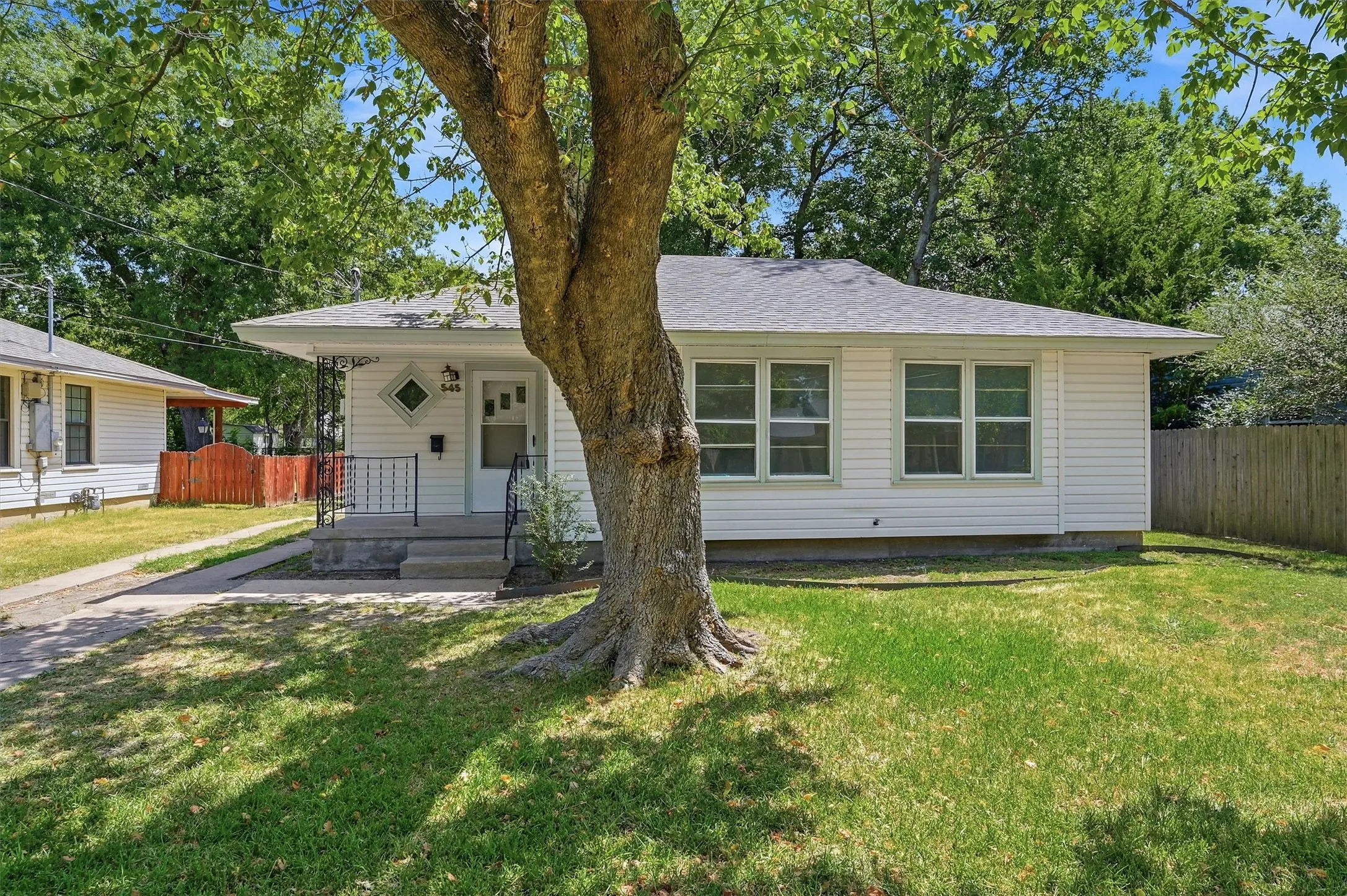 Single Family Residence For Sale in Grayson County , 545 N Wharton Street, Sherman, Texas 75092, 3 Bedroom, 1 Bathroom, 1 Garage spaces, 1,251 Sqft, built in 1920, Preowned, mls#21202198, Real Estate Agent in Sherman, Homes For Sale in Grayson county, Homes For Sale in Sherman, Realtor in Sherman Texas, Real Estate Brokerage Independent Realty Texas, Luminita Cordes Realtor