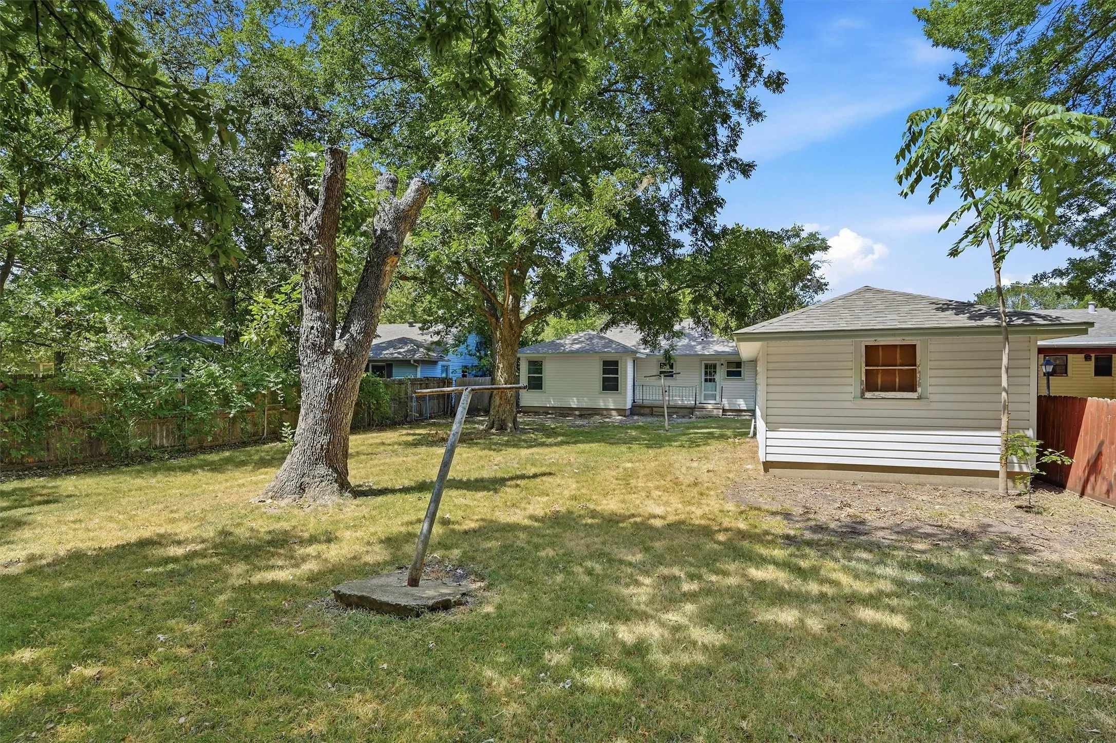Single Family Residence For Sale in Grayson County , 545 N Wharton Street, Sherman, Texas 75092, 3 Bedroom, 1 Bathroom, 1 Garage spaces, 1,251 Sqft, built in 1920, Preowned, mls#21202198, Real Estate Agent in Sherman, Homes For Sale in Grayson county, Homes For Sale in Sherman, Realtor in Sherman Texas, Real Estate Brokerage Independent Realty Texas, Luminita Cordes Realtor