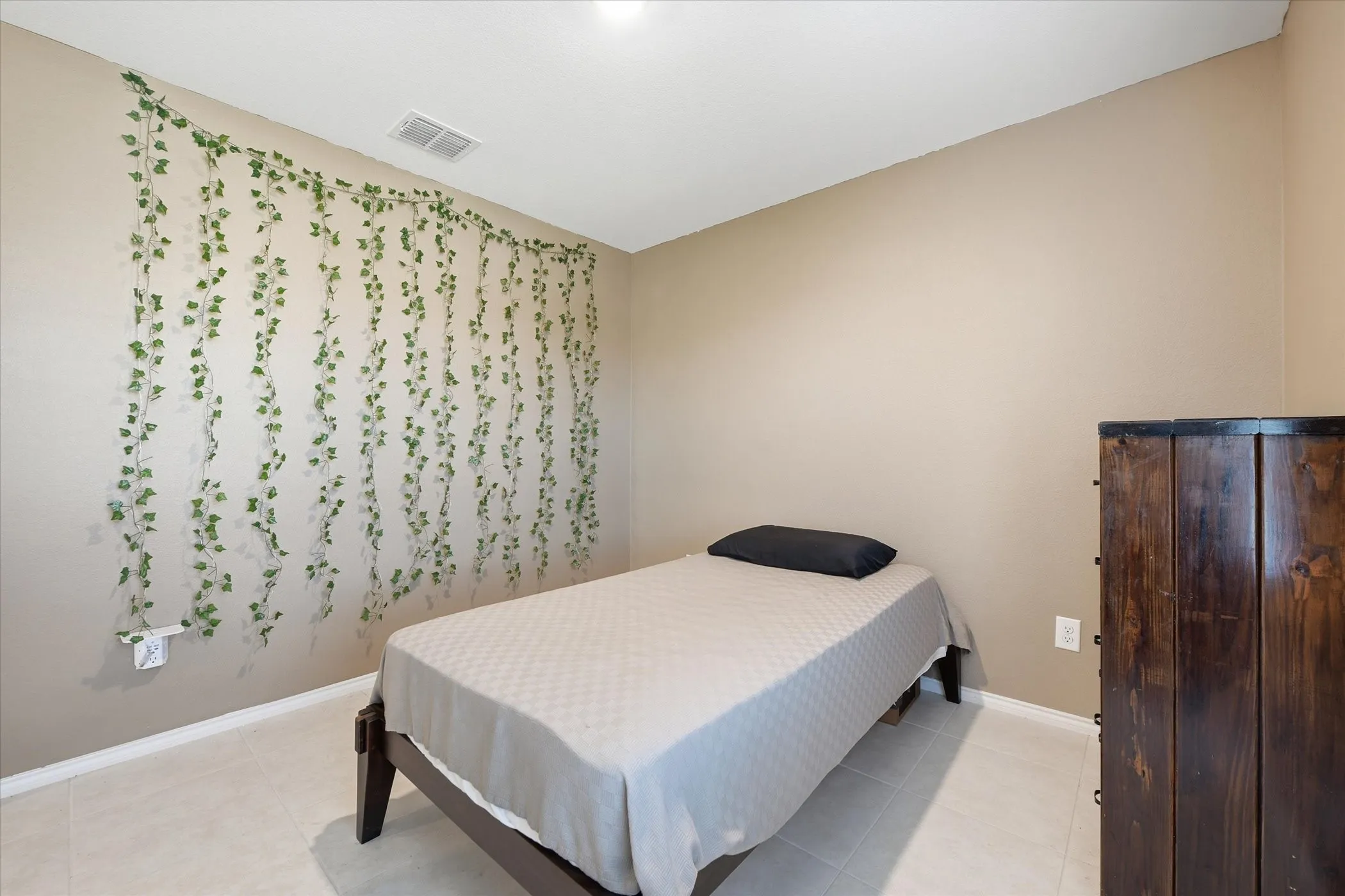 Single Family Residence For Sale in Tarrant County , 1393 Beach Drive, Pelican Bay, Texas 76020, 4 Bedroom, 2 Bathroom, 2 Garage spaces, 1,725 Sqft, built in 2022, Preowned, mls#21204578, Real Estate Agent in Pelican Bay, Homes For Sale in Tarrant county, Homes For Sale in Pelican Bay, Realtor in Pelican Bay Texas, Real Estate Brokerage Independent Realty Texas, Luminita Cordes Realtor