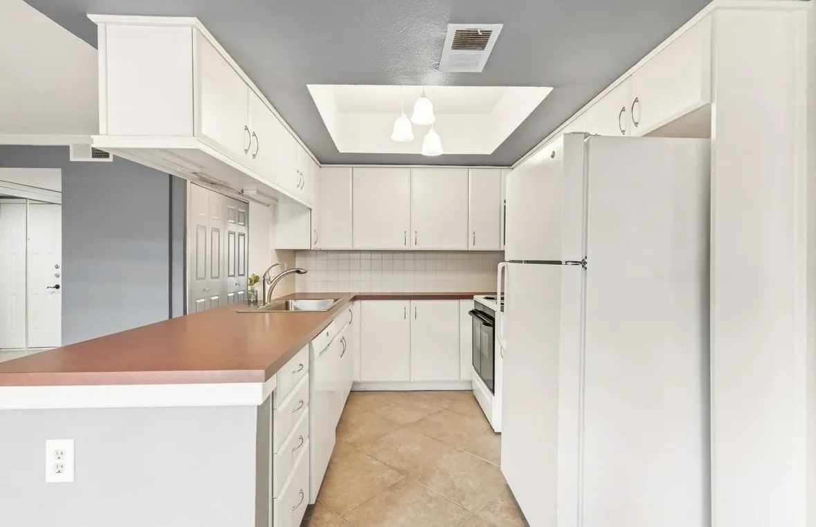 Condominium For Rent in Dallas County , 2505 Wedglea Drive 109, Dallas, Texas 75211, 2 Bedroom, 2 Bathroom, Garage spaces, 958 Sqft, built in 1981, mls#21197993, Real Estate Agent in Dallas, Homes For Rent in Dallas county, Homes For Rent in Dallas, Realtor in Dallas Texas, Real Estate Brokerage Independent Realty Texas, Luminita Cordes Realtor