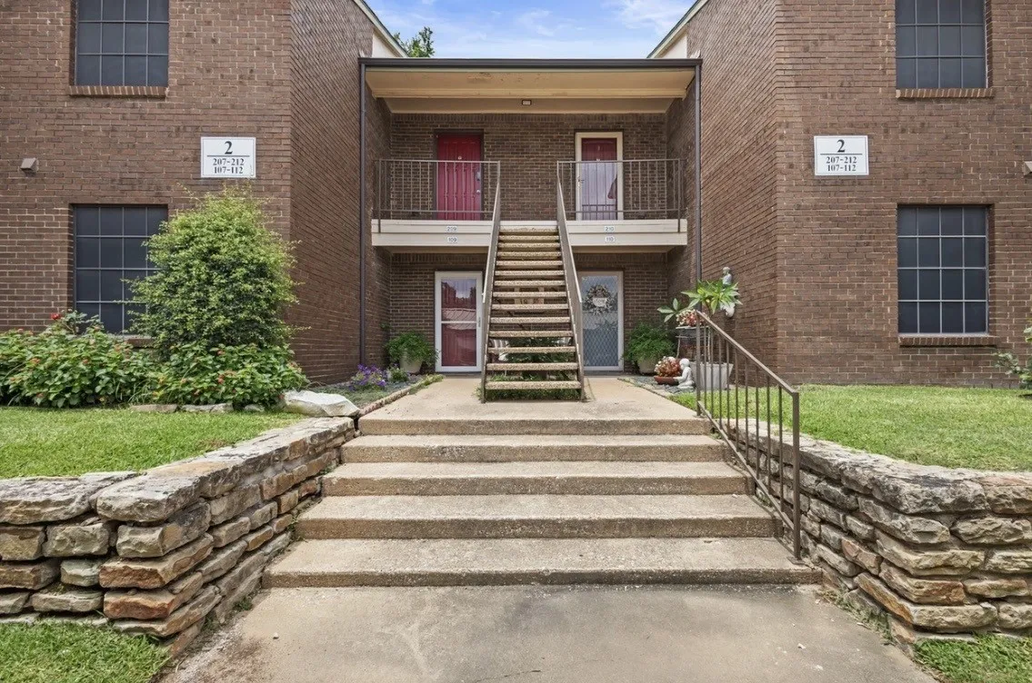 Condominium For Rent in Dallas County , 2505 Wedglea Drive 109, Dallas, Texas 75211, 2 Bedroom, 2 Bathroom, Garage spaces, 958 Sqft, built in 1981, mls#21197993, Real Estate Agent in Dallas, Homes For Rent in Dallas county, Homes For Rent in Dallas, Realtor in Dallas Texas, Real Estate Brokerage Independent Realty Texas, Luminita Cordes Realtor