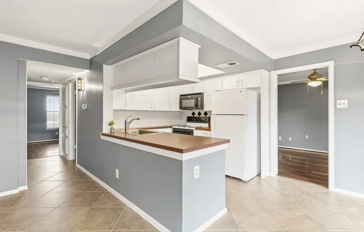Condominium For Rent in Dallas County , 2505 Wedglea Drive 109, Dallas, Texas 75211, 2 Bedroom, 2 Bathroom, Garage spaces, 958 Sqft, built in 1981, mls#21197993, Real Estate Agent in Dallas, Homes For Rent in Dallas county, Homes For Rent in Dallas, Realtor in Dallas Texas, Real Estate Brokerage Independent Realty Texas, Luminita Cordes Realtor