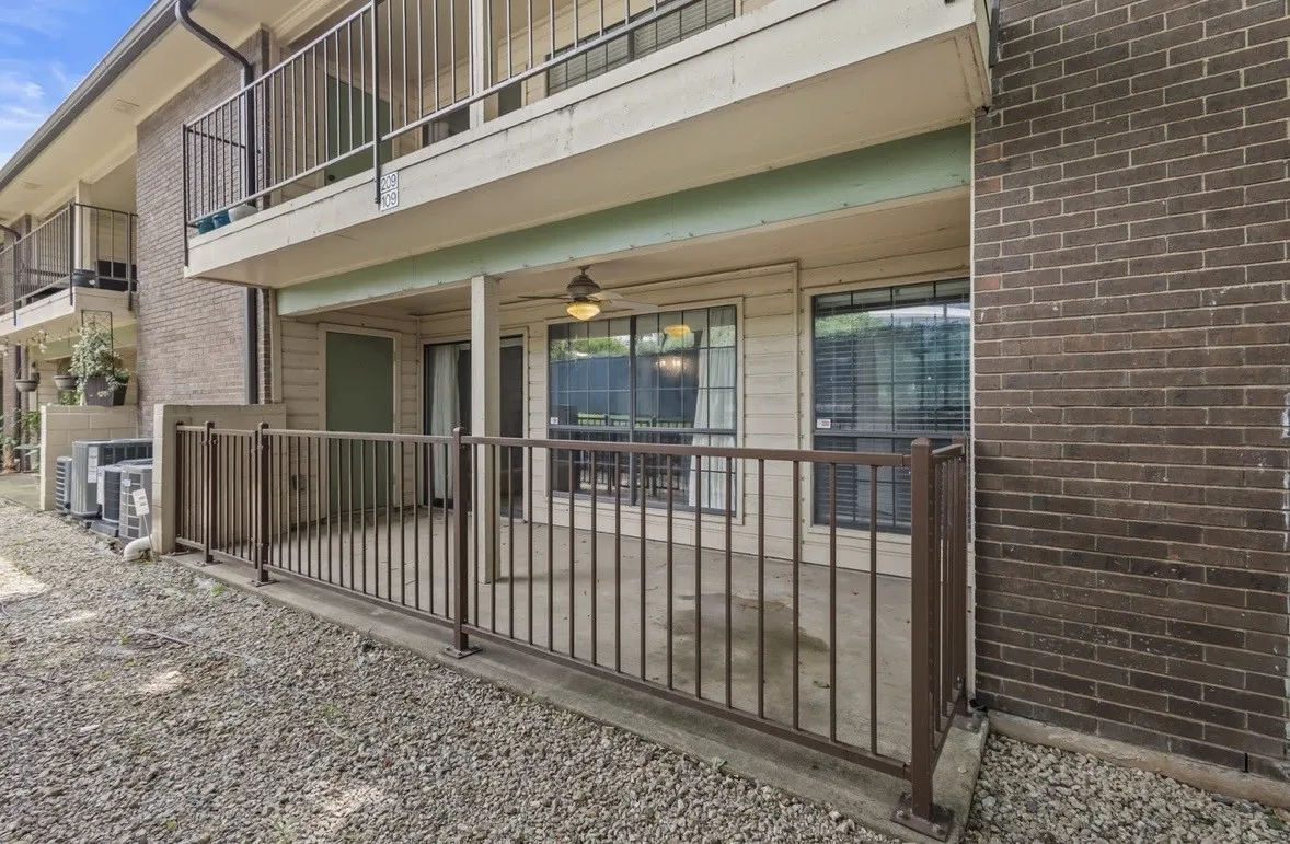 Condominium For Rent in Dallas County , 2505 Wedglea Drive 109, Dallas, Texas 75211, 2 Bedroom, 2 Bathroom, Garage spaces, 958 Sqft, built in 1981, mls#21197993, Real Estate Agent in Dallas, Homes For Rent in Dallas county, Homes For Rent in Dallas, Realtor in Dallas Texas, Real Estate Brokerage Independent Realty Texas, Luminita Cordes Realtor