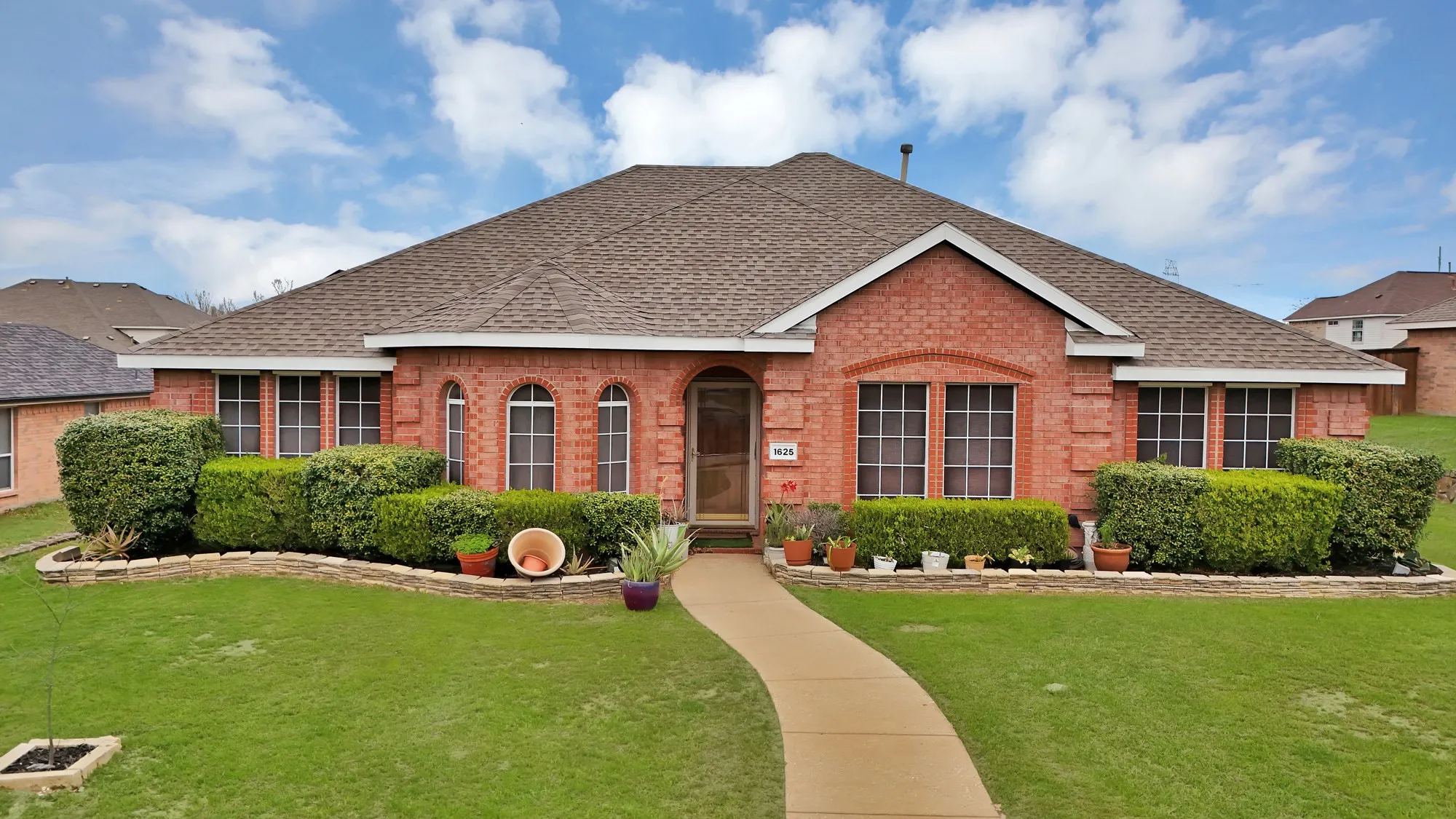 Single Family Residence For Sale in Dallas County , 1625 Deer Creek Drive, De Soto, Texas 75115, 4 Bedrooms, 2 Bathrooms, 2 Garage spaces, 2,378 Sqft, built in 2002, Preowned, Price $389,990, mls#21204665, Real Estate Agent in De Soto, Homes For Sale in Dallas county, Homes For Sale in De Soto, Realtor in De Soto Texas, Real Estate Brokerage Independent Realty Texas, Luminita Cordes Realtor