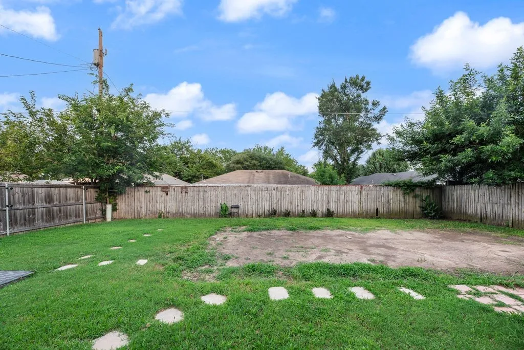 Single Family Residence For Sale in Dallas County , 506 Thomas Trail, Seagoville, Texas 75159, 3 Bedroom, 2 Bathroom, 1 Garage spaces, 1,036 Sqft, built in 1991, Preowned, mls#21204750, Real Estate Agent in Seagoville, Homes For Sale in Dallas county, Homes For Sale in Seagoville, Realtor in Seagoville Texas, Real Estate Brokerage Independent Realty Texas, Luminita Cordes Realtor