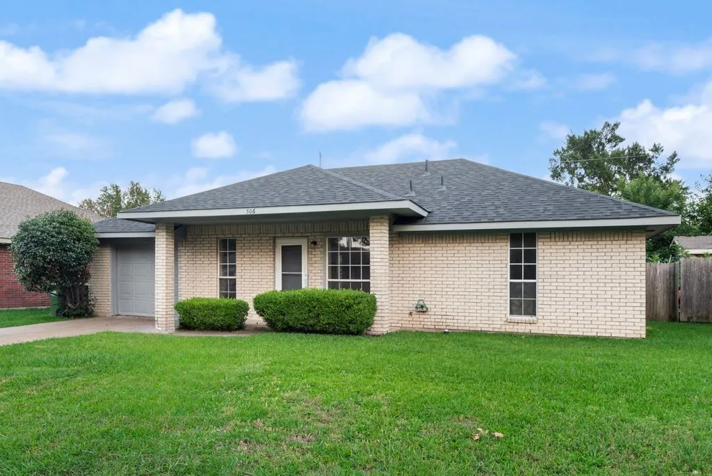 Single Family Residence For Sale in Dallas County , 506 Thomas Trail, Seagoville, Texas 75159, 3 Bedroom, 2 Bathroom, 1 Garage spaces, 1,036 Sqft, built in 1991, Preowned, mls#21204750, Real Estate Agent in Seagoville, Homes For Sale in Dallas county, Homes For Sale in Seagoville, Realtor in Seagoville Texas, Real Estate Brokerage Independent Realty Texas, Luminita Cordes Realtor
