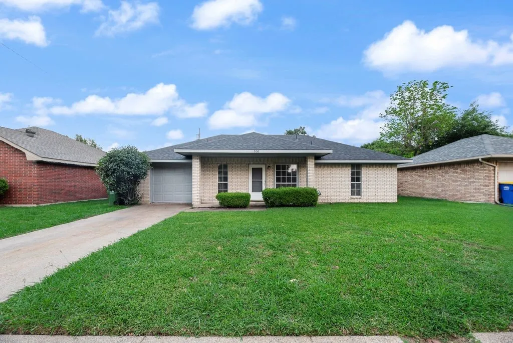 Single Family Residence For Sale in Dallas County , 506 Thomas Trail, Seagoville, Texas 75159, 3 Bedroom, 2 Bathroom, 1 Garage spaces, 1,036 Sqft, built in 1991, Preowned, mls#21204750, Real Estate Agent in Seagoville, Homes For Sale in Dallas county, Homes For Sale in Seagoville, Realtor in Seagoville Texas, Real Estate Brokerage Independent Realty Texas, Luminita Cordes Realtor