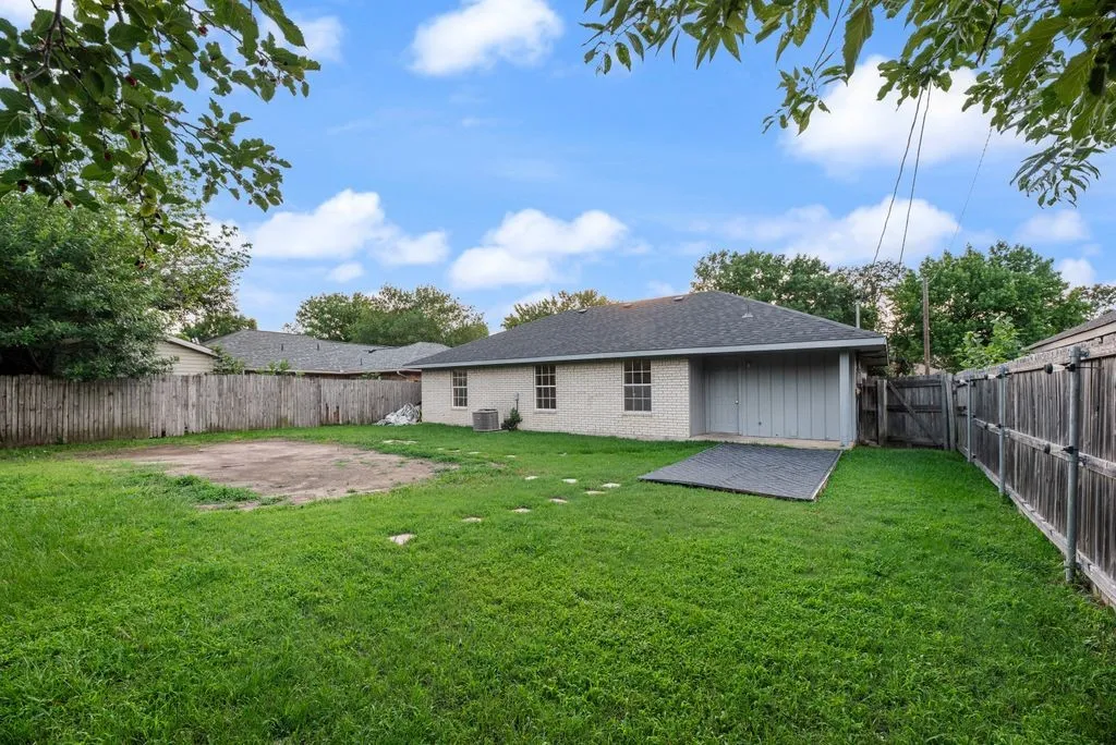 Single Family Residence For Sale in Dallas County , 506 Thomas Trail, Seagoville, Texas 75159, 3 Bedroom, 2 Bathroom, 1 Garage spaces, 1,036 Sqft, built in 1991, Preowned, mls#21204750, Real Estate Agent in Seagoville, Homes For Sale in Dallas county, Homes For Sale in Seagoville, Realtor in Seagoville Texas, Real Estate Brokerage Independent Realty Texas, Luminita Cordes Realtor