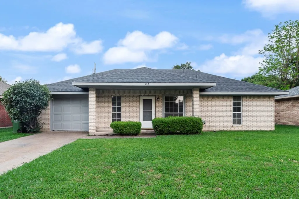 Single Family Residence For Sale in Dallas County , 506 Thomas Trail, Seagoville, Texas 75159, 3 Bedroom, 2 Bathroom, 1 Garage spaces, 1,036 Sqft, built in 1991, Preowned, mls#21204750, Real Estate Agent in Seagoville, Homes For Sale in Dallas county, Homes For Sale in Seagoville, Realtor in Seagoville Texas, Real Estate Brokerage Independent Realty Texas, Luminita Cordes Realtor