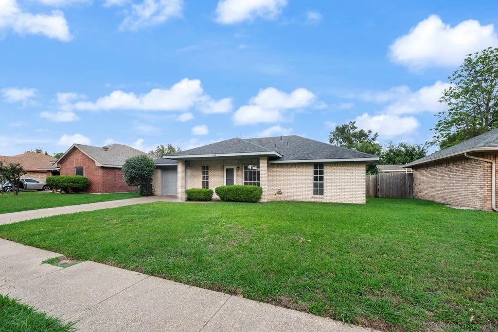 Single Family Residence For Sale in Dallas County , 506 Thomas Trail, Seagoville, Texas 75159, 3 Bedroom, 2 Bathroom, 1 Garage spaces, 1,036 Sqft, built in 1991, Preowned, mls#21204750, Real Estate Agent in Seagoville, Homes For Sale in Dallas county, Homes For Sale in Seagoville, Realtor in Seagoville Texas, Real Estate Brokerage Independent Realty Texas, Luminita Cordes Realtor