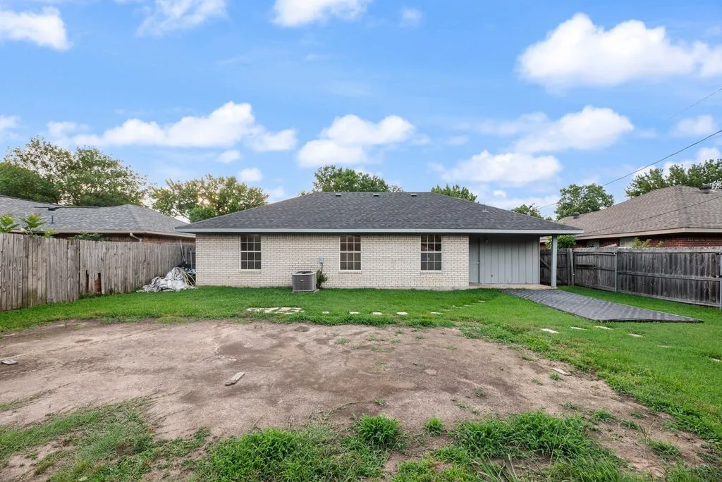 Single Family Residence For Sale in Dallas County , 506 Thomas Trail, Seagoville, Texas 75159, 3 Bedroom, 2 Bathroom, 1 Garage spaces, 1,036 Sqft, built in 1991, Preowned, mls#21204750, Real Estate Agent in Seagoville, Homes For Sale in Dallas county, Homes For Sale in Seagoville, Realtor in Seagoville Texas, Real Estate Brokerage Independent Realty Texas, Luminita Cordes Realtor