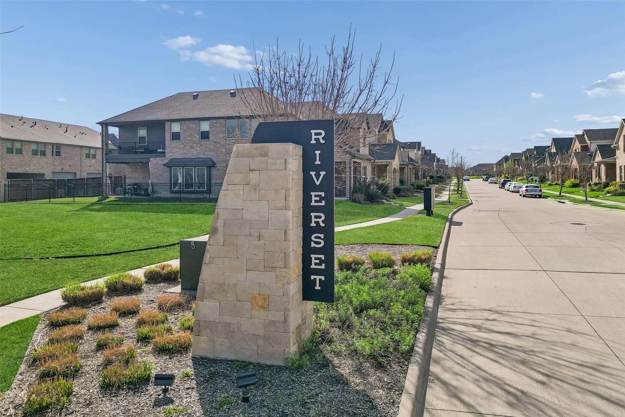 Single Family Residence For Sale in Dallas County , 2533 Westbank Trail, Garland, Texas 75042, 4 Bedroom, 4 Bathroom, 2 Garage spaces, 2,341 Sqft, built in 2019, Preowned, mls#21199294, Real Estate Agent in Garland, Homes For Sale in Dallas county, Homes For Sale in Garland, Realtor in Garland Texas, Real Estate Brokerage Independent Realty Texas, Luminita Cordes Realtor