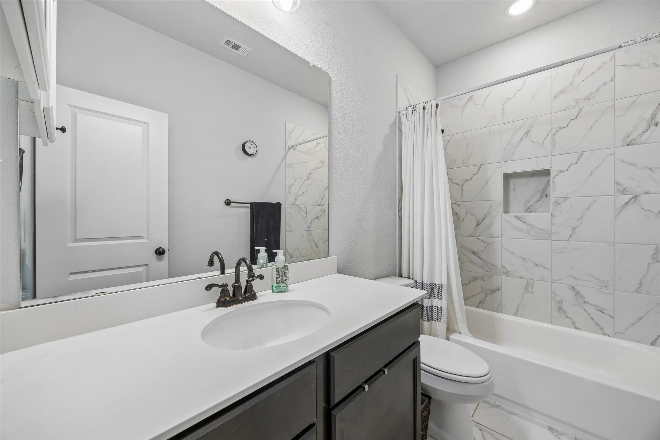 Single Family Residence For Sale in Dallas County , 2533 Westbank Trail, Garland, Texas 75042, 4 Bedroom, 4 Bathroom, 2 Garage spaces, 2,341 Sqft, built in 2019, Preowned, mls#21199294, Real Estate Agent in Garland, Homes For Sale in Dallas county, Homes For Sale in Garland, Realtor in Garland Texas, Real Estate Brokerage Independent Realty Texas, Luminita Cordes Realtor