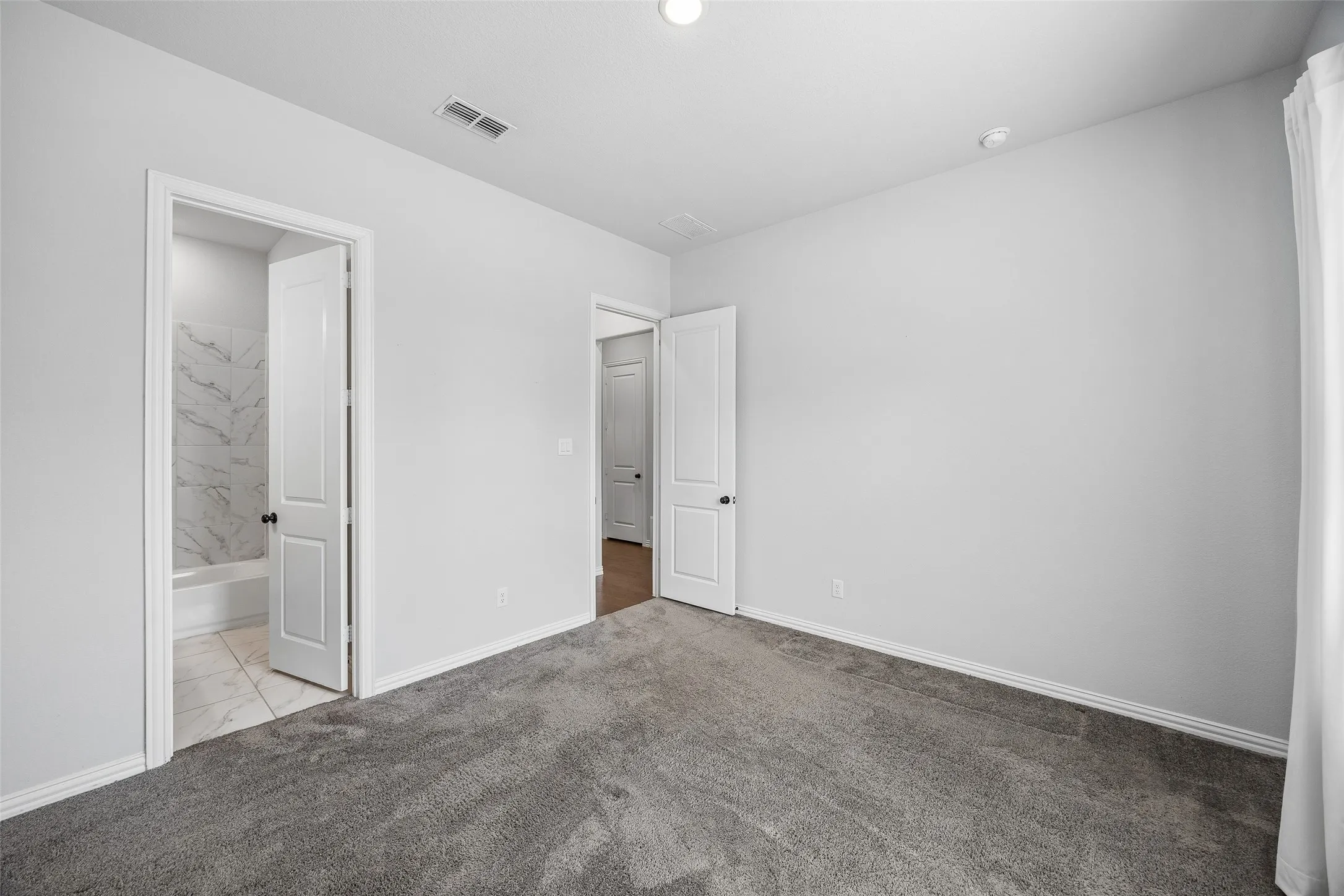 Single Family Residence For Sale in Dallas County , 2533 Westbank Trail, Garland, Texas 75042, 4 Bedroom, 4 Bathroom, 2 Garage spaces, 2,341 Sqft, built in 2019, Preowned, mls#21199294, Real Estate Agent in Garland, Homes For Sale in Dallas county, Homes For Sale in Garland, Realtor in Garland Texas, Real Estate Brokerage Independent Realty Texas, Luminita Cordes Realtor