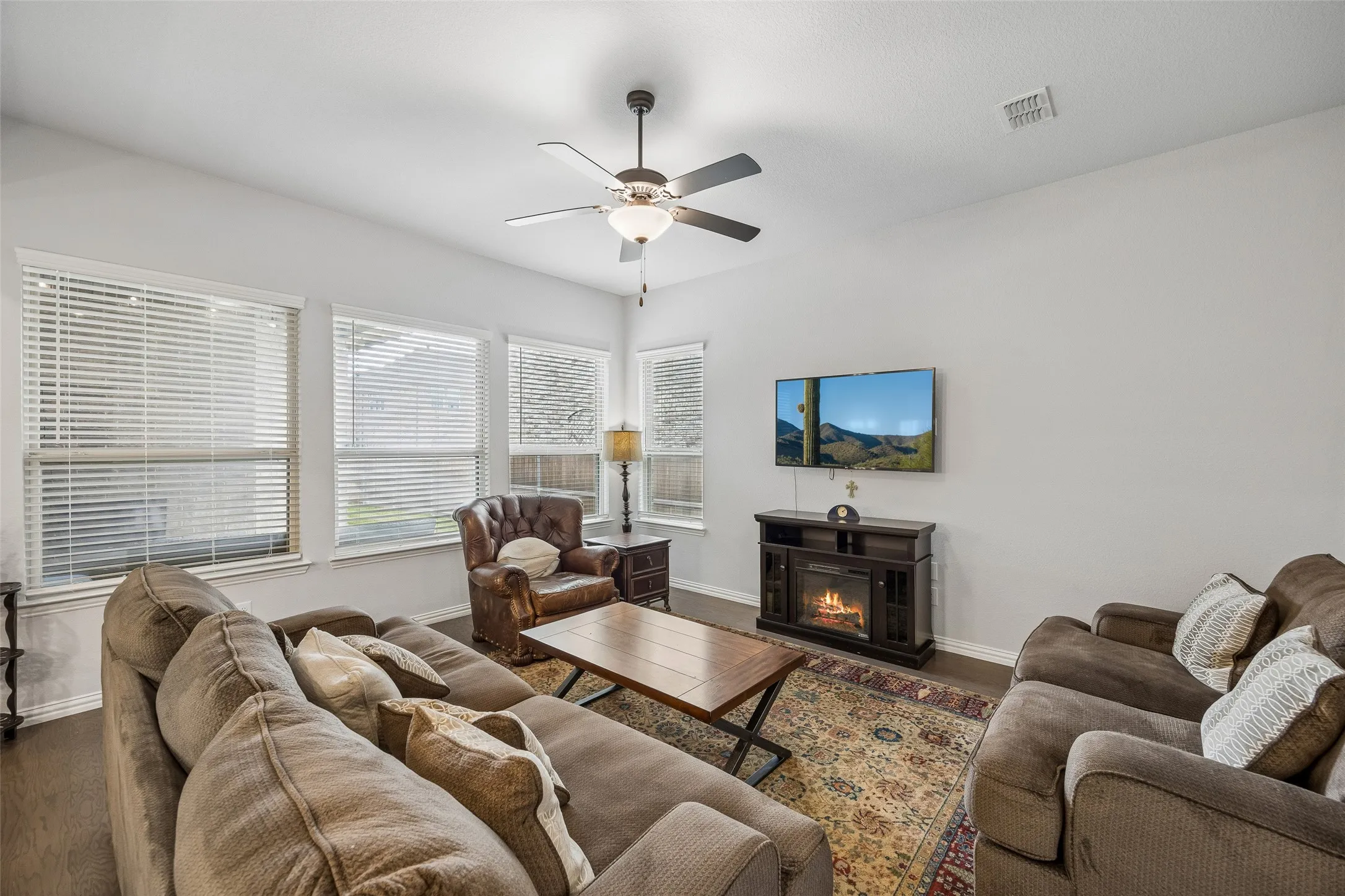 Single Family Residence For Sale in Dallas County , 2533 Westbank Trail, Garland, Texas 75042, 4 Bedroom, 4 Bathroom, 2 Garage spaces, 2,341 Sqft, built in 2019, Preowned, mls#21199294, Real Estate Agent in Garland, Homes For Sale in Dallas county, Homes For Sale in Garland, Realtor in Garland Texas, Real Estate Brokerage Independent Realty Texas, Luminita Cordes Realtor