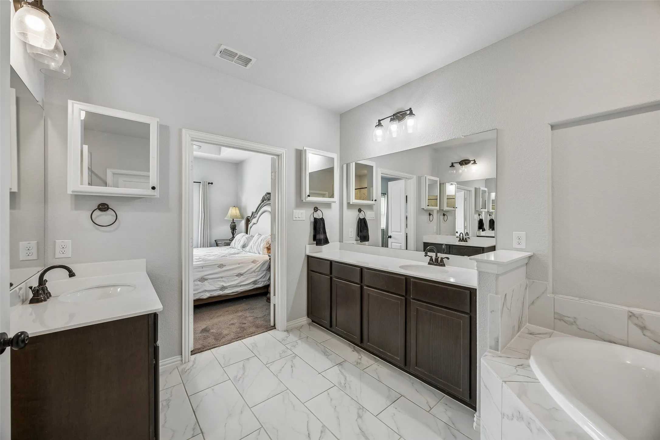 Single Family Residence For Sale in Dallas County , 2533 Westbank Trail, Garland, Texas 75042, 4 Bedroom, 4 Bathroom, 2 Garage spaces, 2,341 Sqft, built in 2019, Preowned, mls#21199294, Real Estate Agent in Garland, Homes For Sale in Dallas county, Homes For Sale in Garland, Realtor in Garland Texas, Real Estate Brokerage Independent Realty Texas, Luminita Cordes Realtor